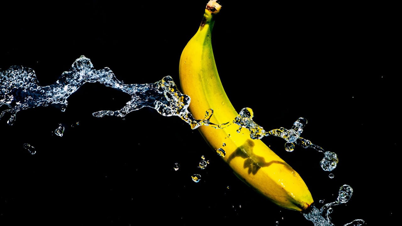 అయితే దీనిని తిన్న వెంటనే నీళ్లు తాగడం వలన ఇది కడుపులో ఆమ్లత పెరుగుతుందంట. ఎసిడిటీ, కడుపులో వాపు, గ్యాస్, ఎసిడిటి, కడుపు ఉబ్బరం వంటి సమస్యలు ఎక్కువ అవుతాయంట. అందుకే అరటి పండు తిన్న వెంటనే నీళ్లు తాగకూడదంట.