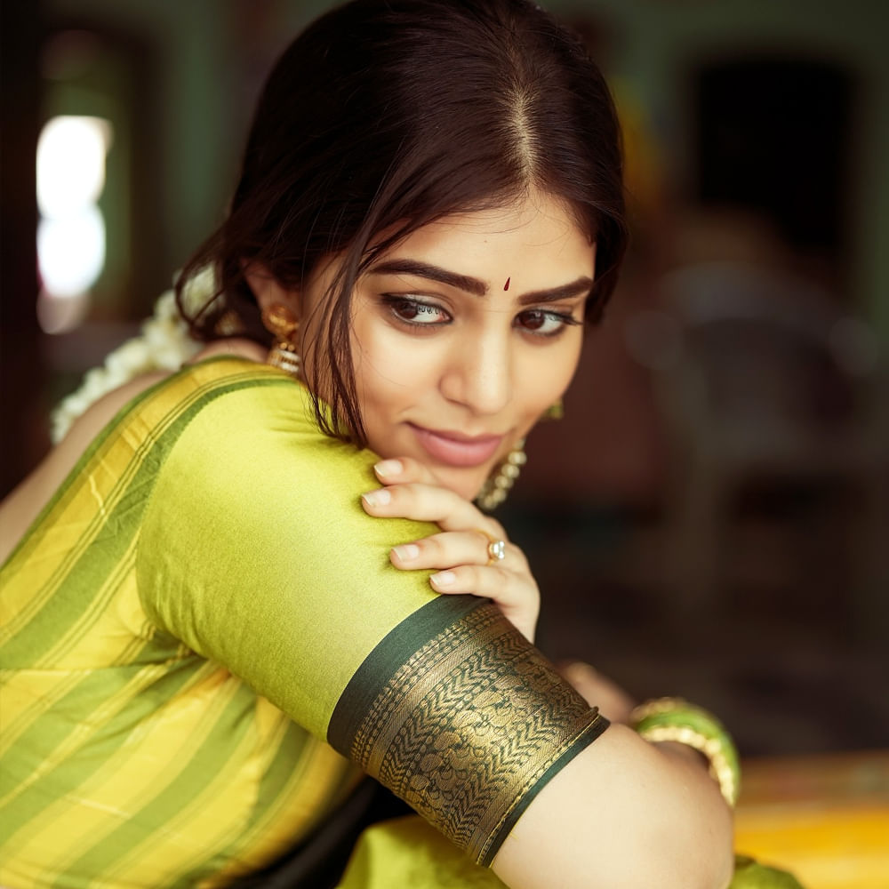 తాజాగా ఈ చిన్నది కొన్ని అందమైన ఫోటోలు షేర్ చేస్తుంది. బోల్డ్ అండ్ బ్యూటీ ఫుల్ ఫోటోలను వదిలింది. ఈ ఫోటోలకు కుర్రకారు క్రేజీ కామెంట్స్ చేస్తున్నారు. త్వరలోనే ఈ బ్యూటీ ఆకట్టుకునే సినిమాతో వస్తుందని ఆమె అభిమానులు ఎదురుచూస్తున్నారు.