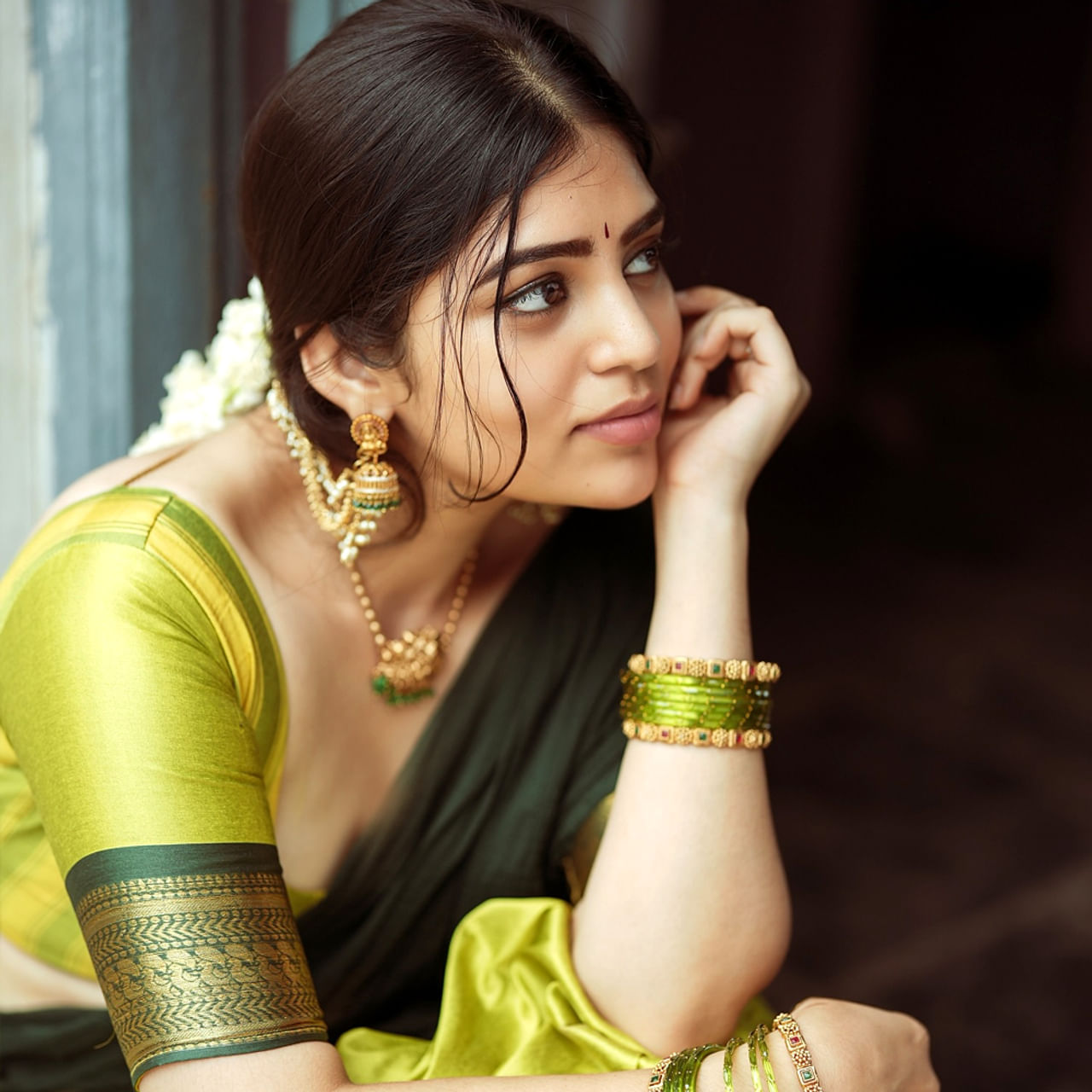 అందాల భామ బాంధవి శ్రీధర్.. ఈ ముద్దుగుమ్మ గురించి ప్రత్యేకంగా పరిచయం చేయాల్సిన అవసరం లేదు. ఈ చిన్నది 2022లో విడుదలైన "మసూద" అనే సినిమాలో నటించి ప్రేక్షకుల దృష్టిని ఆకర్షించింది. ఈ చిత్రంలో ఆమె దెయ్యం పట్టిన అమ్మాయి పాత్రలో నటించి, తన నటనా ప్రతిభతో అందరినీ ఆకట్టుకుంది. దాంతో ఈ చిన్నదానికి మంచి గుర్తింపు వచ్చింది. 