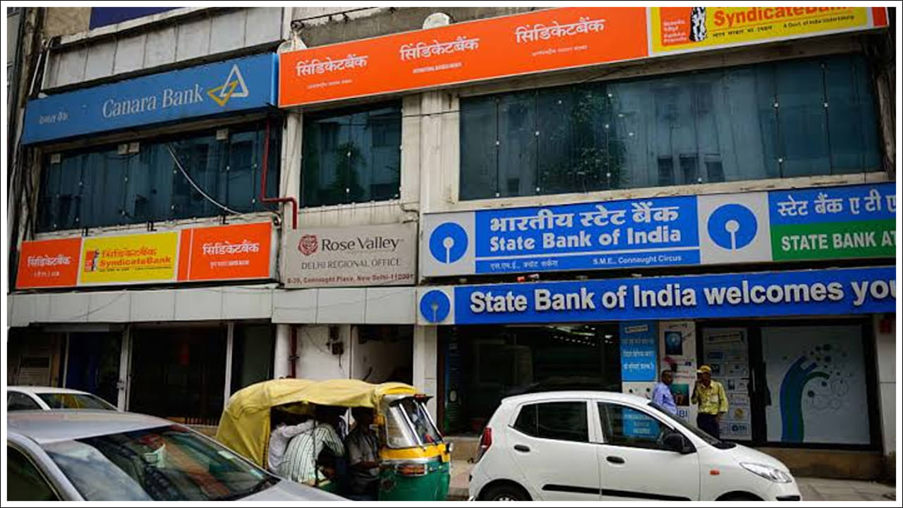 Minimum Balance Rules: ఈ రోజులలో ప్రతి ఒక్కరికి బ్యాంకు అకౌంట్‌ ఉంటుంది. కానీ అకౌంట్‌ ఉన్నప్పటికీ ఓ సమస్య ఉంది. అదే మినిమమ్‌ బ్యాలెన్స్‌. అకౌంట్లో ఎప్పుడు కూడా కనీస మొత్తం ఉంచాల్సిందే. లేకుండా భారీ పెనాల్టీ ఛార్జీలు చెల్లించక తప్పదు. ఈ నిబంధన వల్ల చాలా మందికి సమస్యగా మారింది. బ్యాంకులు విధిస్తున్న ఈ నిమిమమ్‌ బ్యాలెన్స్‌ నిబంధనల వల్ల మధ్య తరగతి ప్రజలకు ఇబ్బందిగా మారిపోయింది. చిన్నపాటి పనులు చేసుకుంటూ జీవనం వెళ్లదీస్తున్న వారికి ఇదో సమస్యగా మారిపోయింది. కానీ ఇటీవల  రిజర్వ్‌ బ్యాంక్‌ ఆఫ్‌ ఇండియా (RBI) నిబంధనల కారణంగా  సామాన్యులకు ఉపశమనం కలుగుతోంది. 