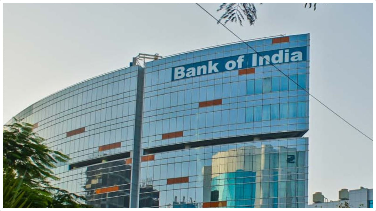 6. బ్యాంక్ ఆఫ్ ఇండియా: ఈ బ్యాంకు కూడా కనీస బ్యాంకు నియమాన్ని ఎత్తివేసింది. సేవింగ్ ఖాతాలకు కస్టమర్ల నుంచి ఎటువంటి ఛార్జీలు వసూలు చేయకూడదని బ్యాంక్ ఆఫ్ ఇండియా కూడా నిర్ణయించింది. దీని ప్రకారం మారుతున్న మార్కెట్ పరిస్థితులు, ఆర్థిక సౌలభ్యాన్ని పెంచే లక్ష్యంతో ఈ నిర్ణయం తీసుకున్నారు.
