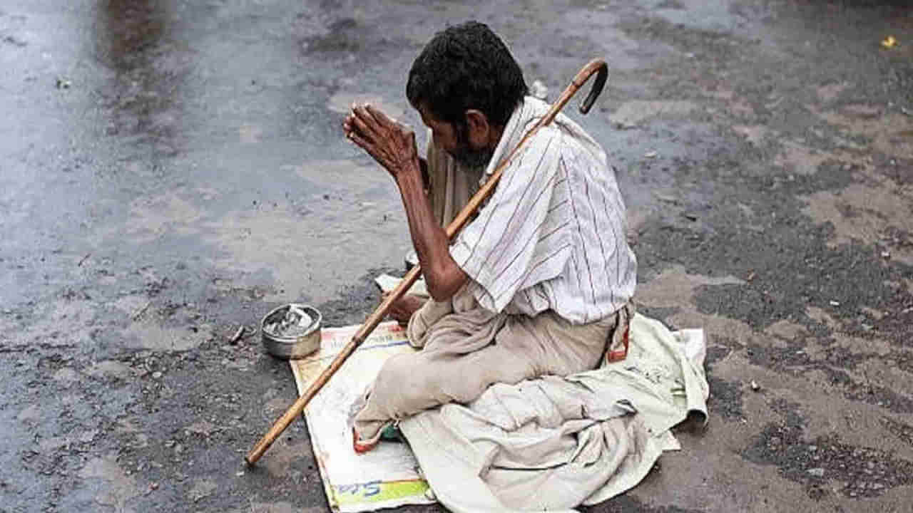 బిచ్చగాడికి ఇద్దరు పెళ్లాలు..రోజుకు 3వేలు సంపాదిస్తున్నా తప్పని తిప్పలు..! కలెక్టర్కు ఫిర్యాదు..