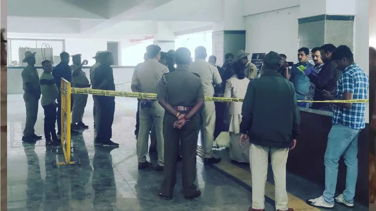 బస్టాండ్లోని టాయిలెట్ దగ్గర అనుమానస్పద బ్యాగ్.. తెరిచి చూస్తే షాక్..