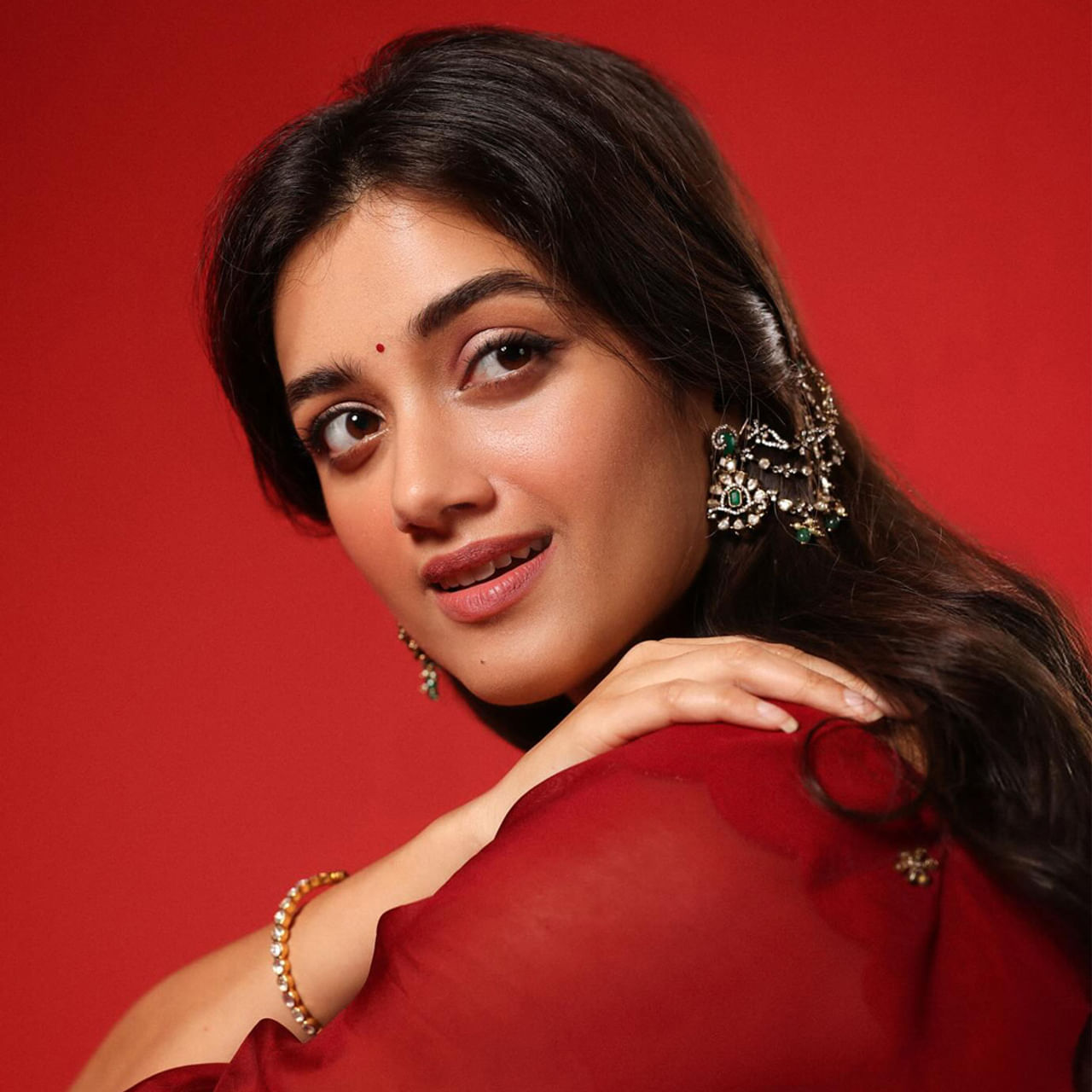 ఇండస్ట్రీలో ఒక్కోసారి ఒక్కో హీరోయిన్ టైమ్ నడుస్తుంటుంది.. ఆ సమయంలో దర్శకులు, హీరోల కళ్లకు ఆ బ్యూటీ తప్ప మరొకరు కనిపించరు. హిట్లు ఫ్లాపులతో పనిలేకుండా ప్రతీ సినిమాలో వాళ్లకే ఛాన్సిస్తుంటారు. 

