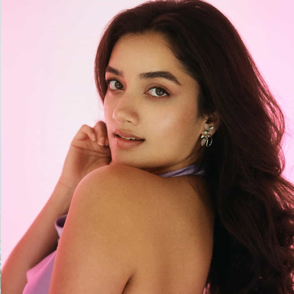భాగ్యశ్రీ బోర్సే.. ఇప్పుడు కుర్రాళ్ల కొత్త నేషనల్ క్రష్. గతేడాది మాస్ మహరాజా రవితేజ సరసన మిస్టర్ బచ్చన్ సినిమాతో తెలుగు తెరకు పరిచయమైంది. భారీ అంచనాలు మధ్య విడుదలైన ఈ మూవీ డిజాస్టర్ అయ్యింది. కానీ అందరి దృష్టిని ఆకర్షించింది ఈ అమ్మడు. 