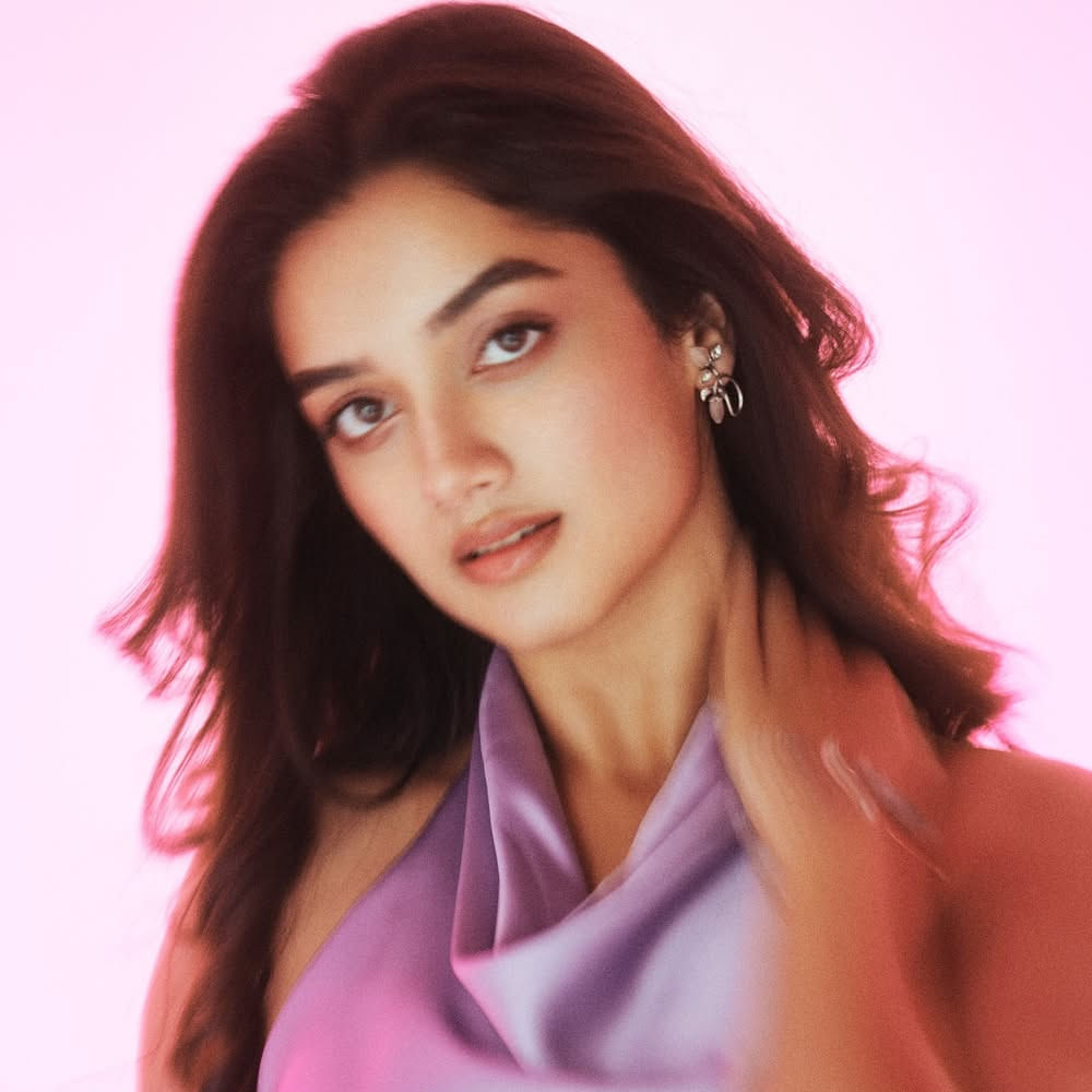 కొత్త నేషనల్ క్రష్ అదిరిపోయిందంటూ భాగ్యశ్రీ ఫోటోస్ షేర్ చేస్తున్నారు ఫ్యాన్స్. ప్రస్తుతం రామ్ పోతినేని సరసన నటిస్తుంది. అలాగే దుల్కర్ సల్మాన పక్కన కాంత అనే చిత్రంలో నటిస్తుంది. ప్రస్తుతం ఈ బ్యూటీ ఫోటోస్ నెట్టింట ట్రెండ్ అవుతున్నాయి.