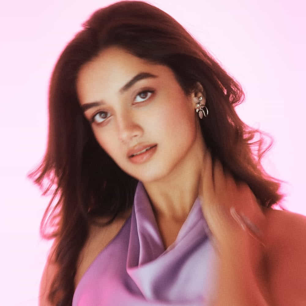 కొత్త నేషనల్ క్రష్ అదిరిపోయిందంటూ భాగ్యశ్రీ ఫోటోస్ షేర్ చేస్తున్నారు ఫ్యాన్స్. ప్రస్తుతం రామ్ పోతినేని సరసన నటిస్తుంది. అలాగే దుల్కర్ సల్మాన పక్కన కాంత అనే చిత్రంలో నటిస్తుంది. ప్రస్తుతం ఈ బ్యూటీ ఫోటోస్ నెట్టింట ట్రెండ్ అవుతున్నాయి. 