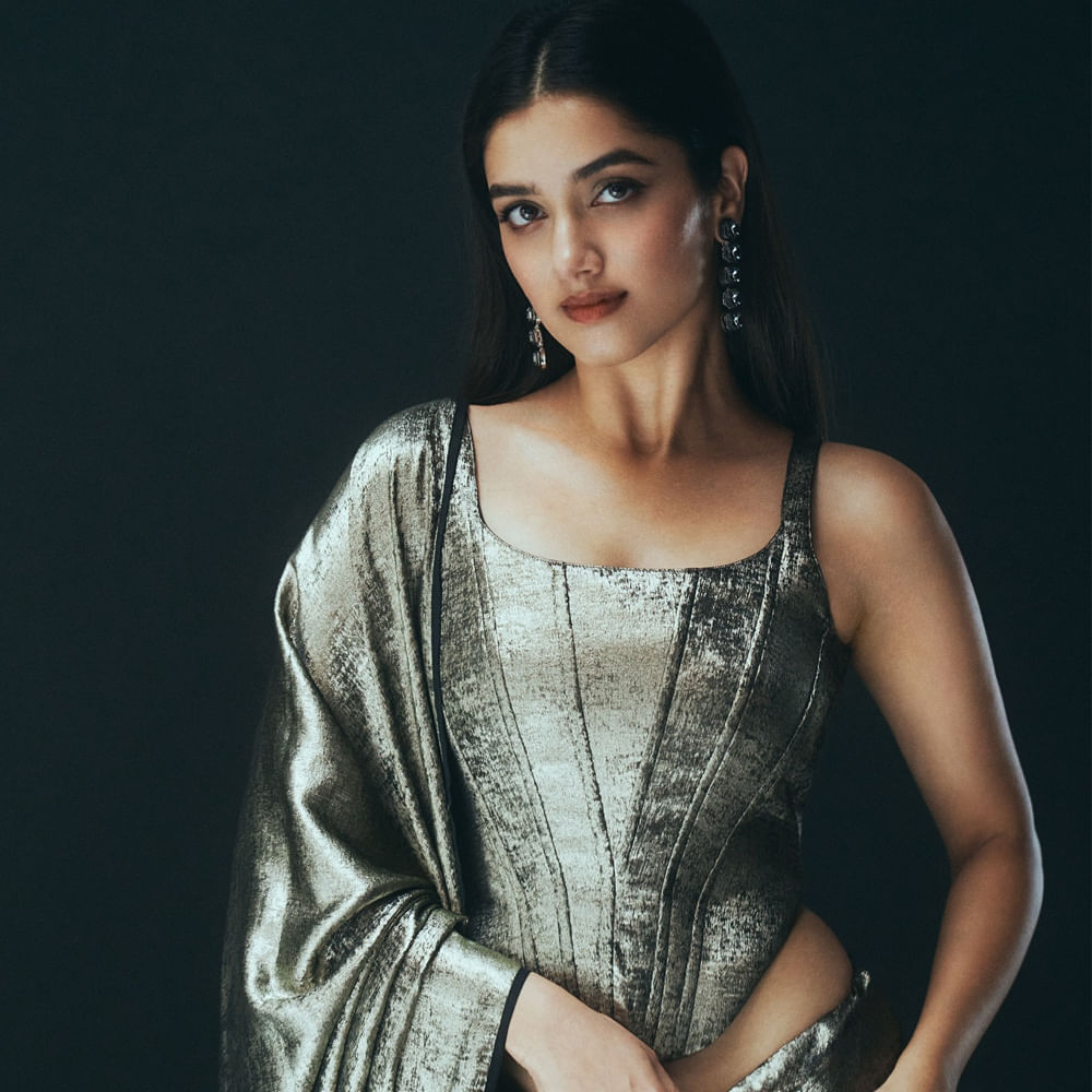 మాస్ యాక్షన్ డ్రామాగా వస్తున్న ఈ సినిమాలో భాగ్యశ్రీ బోర్సే కథానాయికగా నటిస్తుండగా.. ఈ సినిమాలో ఆమె పాత్ర గురించి ప్రత్యేకంగా చర్చ జరుగుతుంది. ఈ సినిమా జూలై 31న రిలీజ్ కాబోతుండగా.. తాజాగా తన పాత్రకు డబ్బింగ్ కంప్లీట్ చేసినట్లు తెలిపింది.