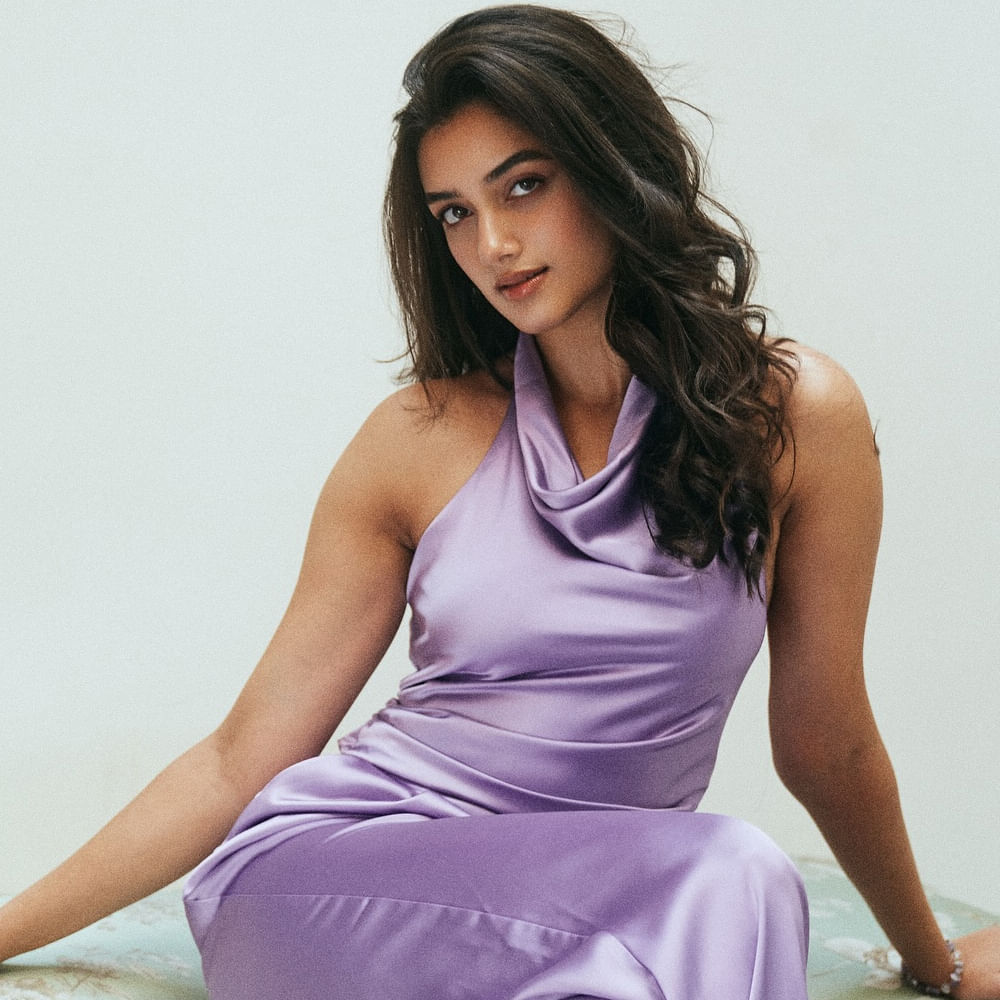 ఇటీవల భాగ్యశ్రీ మాట్లాడుతూ.. ఒక సినిమాకు డబ్బింగ్ అనేది కేవలం లైన్స్ చెప్పడం కాదు.. ప్రతి మాటలో భావాన్ని చూపించడం ముఖ్యం. తెలుగు భాషలో సొంతంగా వాయిస్ ఇవ్వడం నా లక్ష్యం. పాత్రలో జీవం పోసే అవకాశం డబ్బింగ్ తో వచ్చింది అని తెలిపింది.