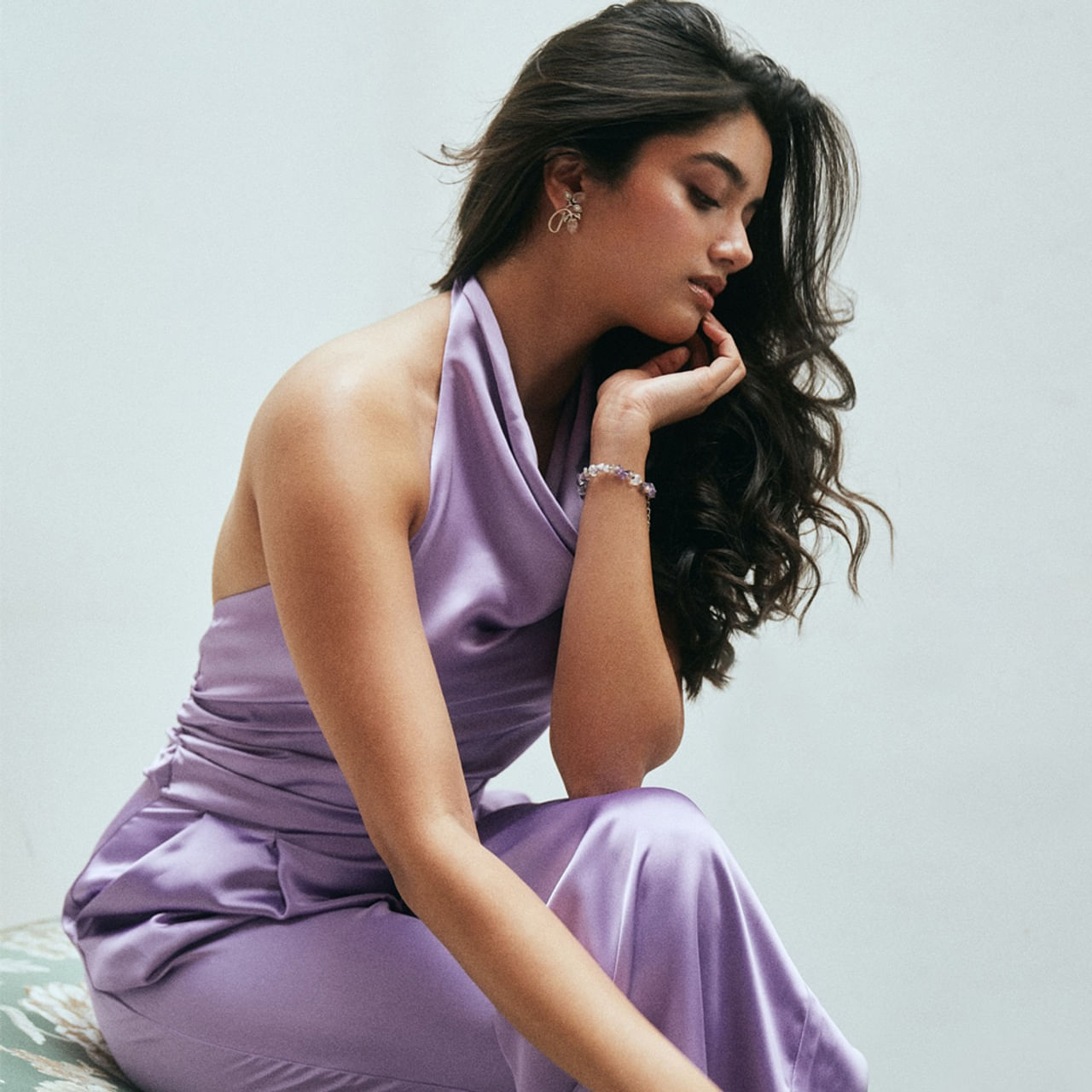 టాలీవుడ్ ఇండస్ట్రీలో ఇప్పుడు అందరి ఫోకస్ విజయ్ దేవరకొండ నటిస్తోన్న కింగ్ డమ్ సినిమాపైనే ఉంది. జెర్సీ వంటి బ్లాక్ బస్టర్ హిట్ సినిమాను రూపొందించిన గౌతమ్ తిన్ననూరి ఈ చిత్రానికి దర్శకత్వం వహిస్తుండగా.. ఇందులో విజయ్ రగ్గడ్ మాస్ లుక్ లో కనిపించనున్నారు.