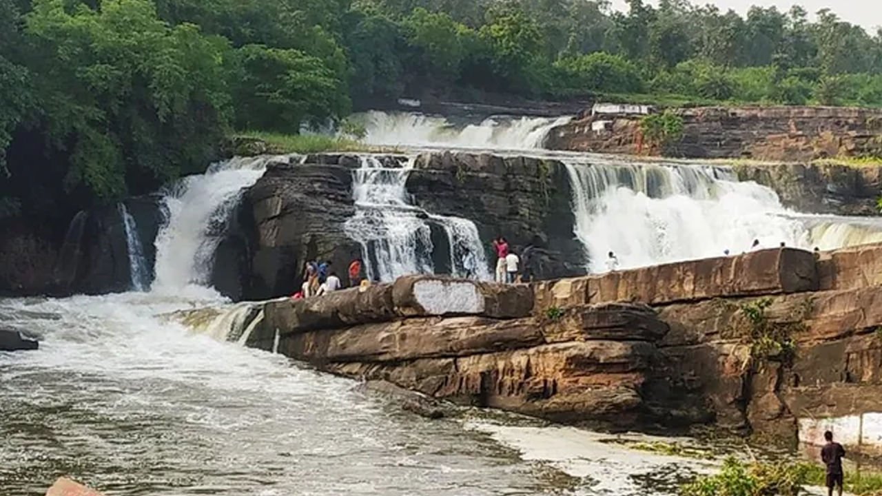 సెల్ఫీ మోజులో జలపాతంలో కొట్టుకుపోయిన కుటుంబం..! చివరకు..