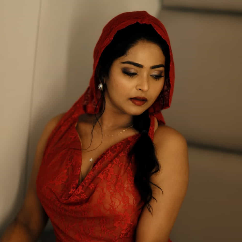  సోషల్ మీడియాలో  పెట్టిన తన ఫోటోస్ మల్లి సీరియల్ టీం కాల్ చేశారని.. రెండు మూడు సార్లు చేశారని.. ఎవరో ఫేక్ కాల్ అనుకోని పెద్దగా పట్టించుకోలేదని తెలిపింది. సడెన్ గా ఫోన్ చేసి సీరియల్ చేస్తారా ? అని అడిగితే నమ్మకం కుదరలేదని తెలిపింది. 
