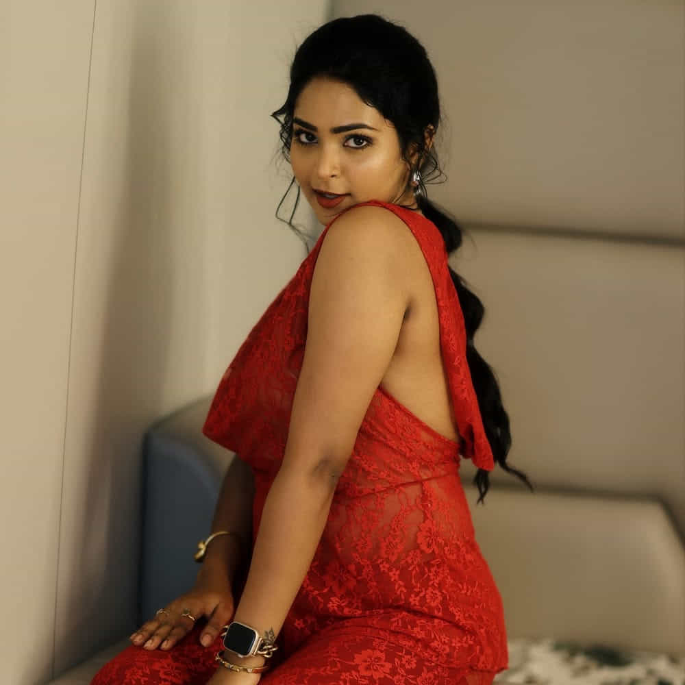 ప్రతిసారి తప్పించుకున్నాని.. కానీ కంటిన్యూగా కాల్ చేయడంతో వెళ్లి కలిసినట్లు తెలిపింది. దీంతో మల్లి సీరియల్ అన్నపూర్ణ ప్రొడక్షన్ హౌస్ వాళ్లదని తెలిసిన తర్వాత నమ్మకం వచ్చిందని.. అలా మల్లి సీరియల్ చేసినట్లు తెలిపింది. అయితే సీరియల్లో పద్దతిగా కనిపించింది. 