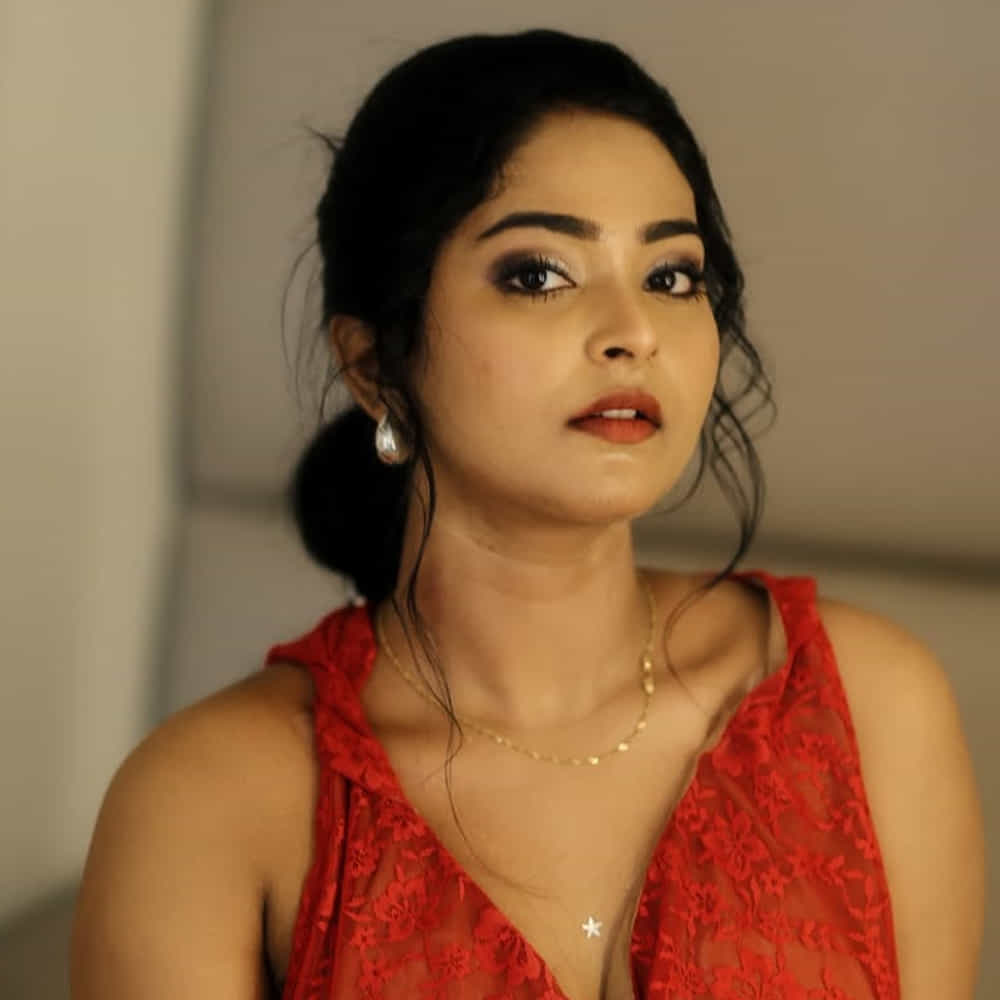 సీరియల్లో పద్దతిగా ఎంతో అందంగా కనిపించిన భావన.. నెట్టింట మాత్రం గ్లామర్ ఫోజులతో బీభత్సం సృష్టిస్తుంది. తాజాగా రెడ్ డ్రెస్ లో స్టన్నింగ్ లుక్స్ పోస్ట్ చేసింది. ఈ అమ్మడు క్రేజీ లుక్స్ చూసి నెటిజన్స్ ఆశ్చర్యపోతున్నారు. 
