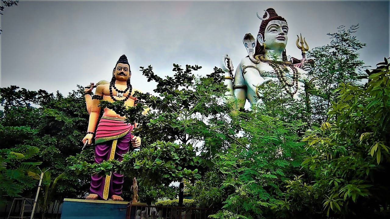 భూకైలాశ్ దేవాలయం వికారాబాద్ జిల్లాలోని  తాండూరు మండలంలో నిర్మించబడింది. ఇది తాండూర్ నుంచి దాదాపు 4 కి.మీ. దూరంలో ఉంది. ఇక్కడికి వెళ్ళడానికి హైదరాబాద్ నుంచి బస్సు లేదు ట్రైన్ ద్వారా తాండూర్ చేరుకోవాలి. అక్కడి నుంచి ఆటో ద్వారా ఇక్కడికి వెళ్ళవచ్చు. మీకు సొంత కార్ ఉంటె హైదరాబాద్ నుంచి నేరుగా వెళ్ళవచ్చు.