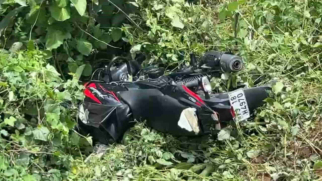 Nirmal: తన పెళ్లి పత్రికలు పంచేందుకు బంధువుతో కలిసి బైక్పై వెళ్తున్నాడు.. ఇంతలో