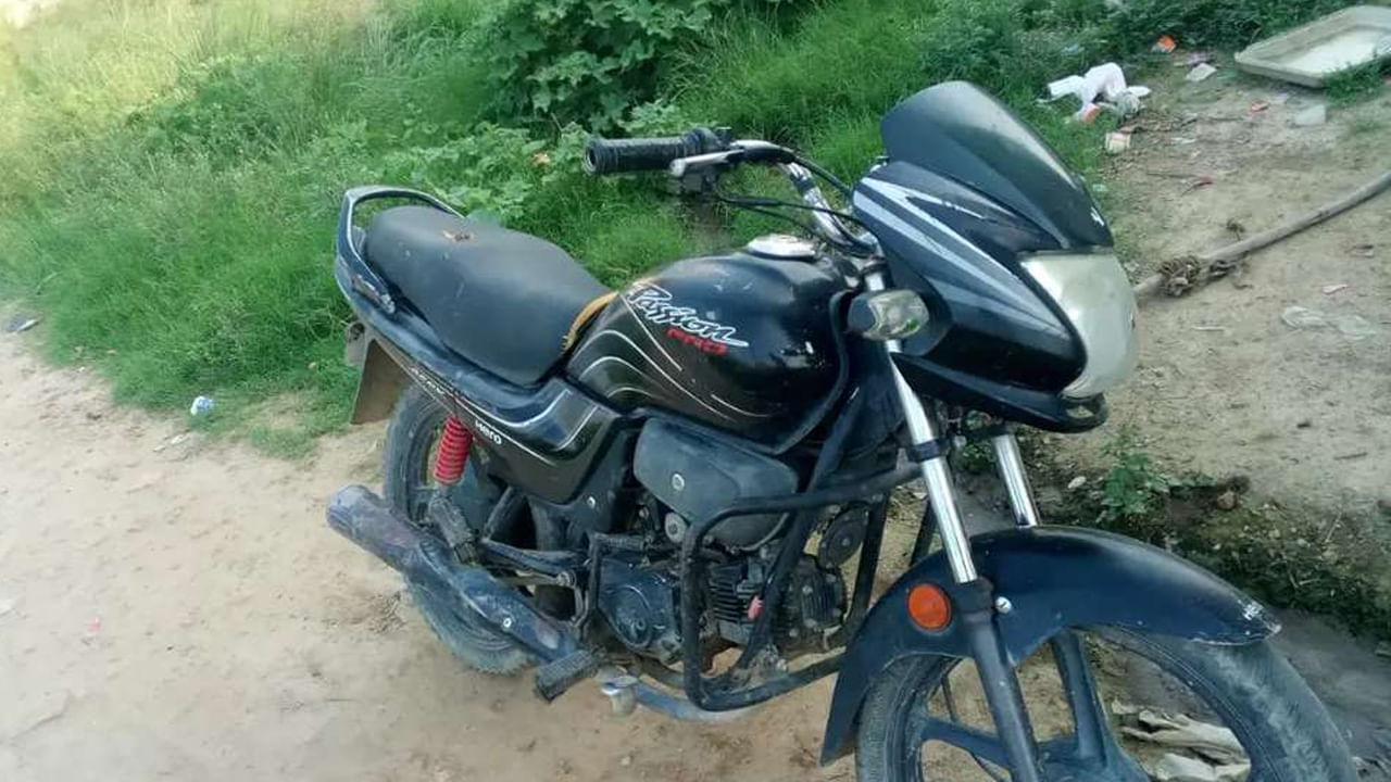 ఇంజన్ స్టార్ట్ చేసి, ఏదైనా అసాధారణ శబ్దాలు వస్తున్నాయేమో వినాలి. పెట్రోల్ లీకేజీలు ఏవైనా ఉన్నాయేమో గమనించాలి. ఎగ్జాస్ట్ పొగను పరిశీలించాలి. నల్లటి పొగ వస్తే, ఇంజిన్ లో సమస్య ఉండవచ్చు. టెస్ట్ రైడ్ చేసి ఇంజన్ పనితీరును అంచనా వేయాలి. వీటిని చూసుకోలేదంటే మీరు నష్టపోతారు.