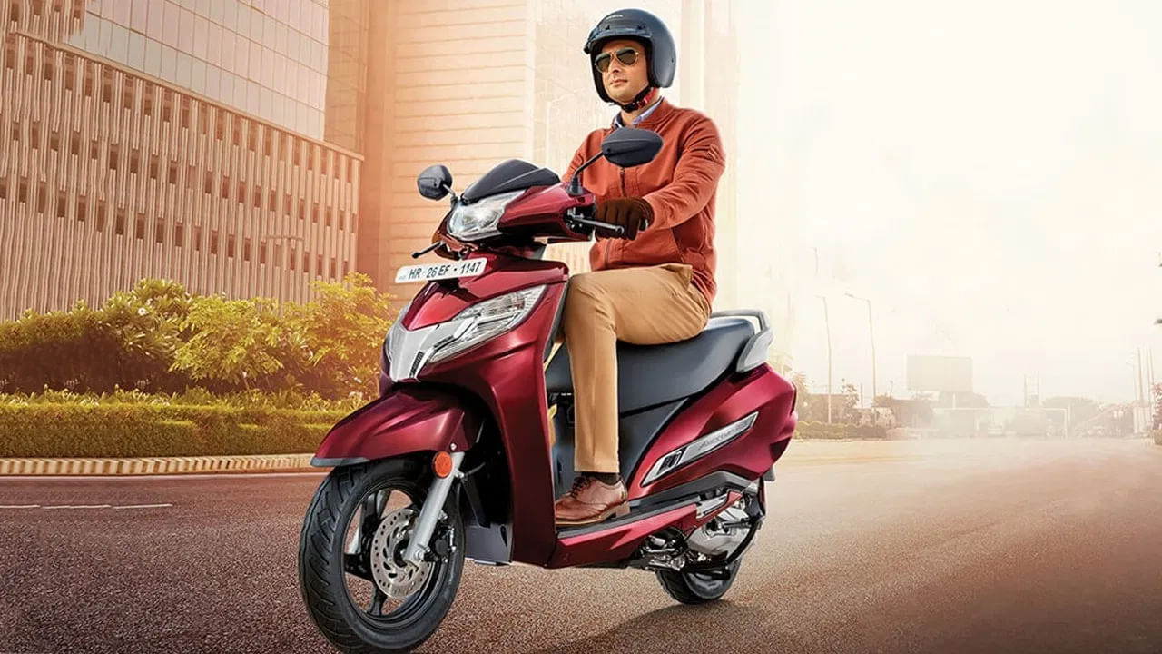 భారత మార్కెట్లో అనేక ద్విచక్ర వాహన కంపెనీలు ఉన్నాయి. ఇది కస్టమర్లకు వారి బడ్జెట్‌లో బైక్ లేదా స్కూటర్‌ను ఎంచుకునే అవకాశాన్ని ఇస్తుంది. హోండా మోటార్‌సైకిల్ అండ్ స్కూటర్ ఇండియా (HMSI) జూన్ 2025లో అద్భుతంగా పనిచేసింది. అయినప్పటికీ నంబర్-1 స్థానాన్ని సాధించలేకపోయింది. జూన్ నెలలో కంపెనీ మొత్తం 4,29,147 ద్విచక్ర వాహనాలను విక్రయించింది. వీటిలో దేశీయ మార్కెట్లో 3,88,812 యూనిట్లు, ఎగుమతి మార్కెట్లో 40,335 యూనిట్లు ఉన్నాయి. అయినప్పటికీ హీరో మోటోకార్ప్ జూన్ నెలలో 5 లక్షలకు పైగా యూనిట్లను విక్రయించి అగ్రస్థానాన్ని నిలుపుకుంది.