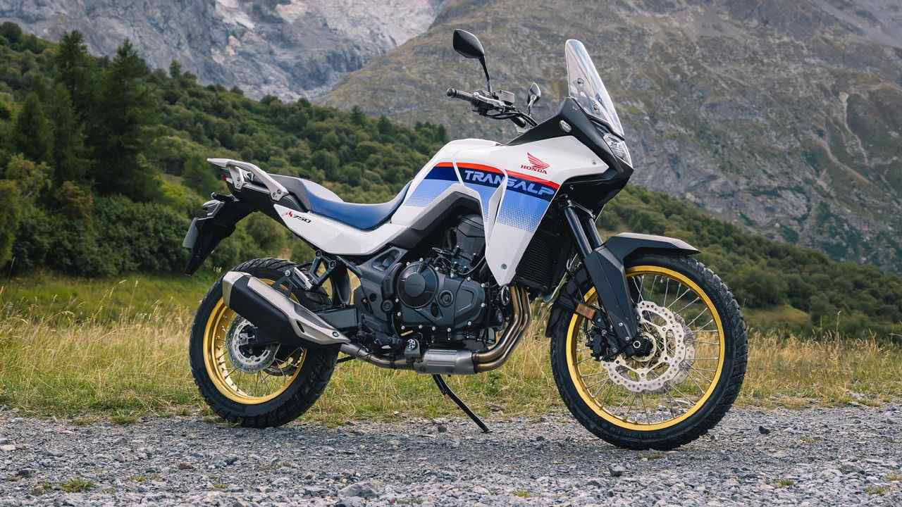 హోండా XL750 ట్రాన్సాల్ప్: జూన్ నెలలో అతిపెద్ద లాంచ్ అయిన కంపెనీ XL750 ట్రాన్సాల్ప్. అడ్వెంచర్ బైకింగ్ విభాగంలో సంచలనం సృష్టించింది. ఆన్-రోడ్, ఆఫ్-రోడ్ రెండింటిలోనూ గొప్ప అనుభవాన్ని కోరుకునే రైడర్లకు ఈ బైక్ ప్రత్యేకమైనది. ఇది 755cc సమాంతర-ట్విన్ ఇంజిన్ను కలిగి ఉంది. ఇది 90.5 bhp శక్తిని, 75 Nm టార్క్ను ఉత్పత్తి చేస్తుంది.