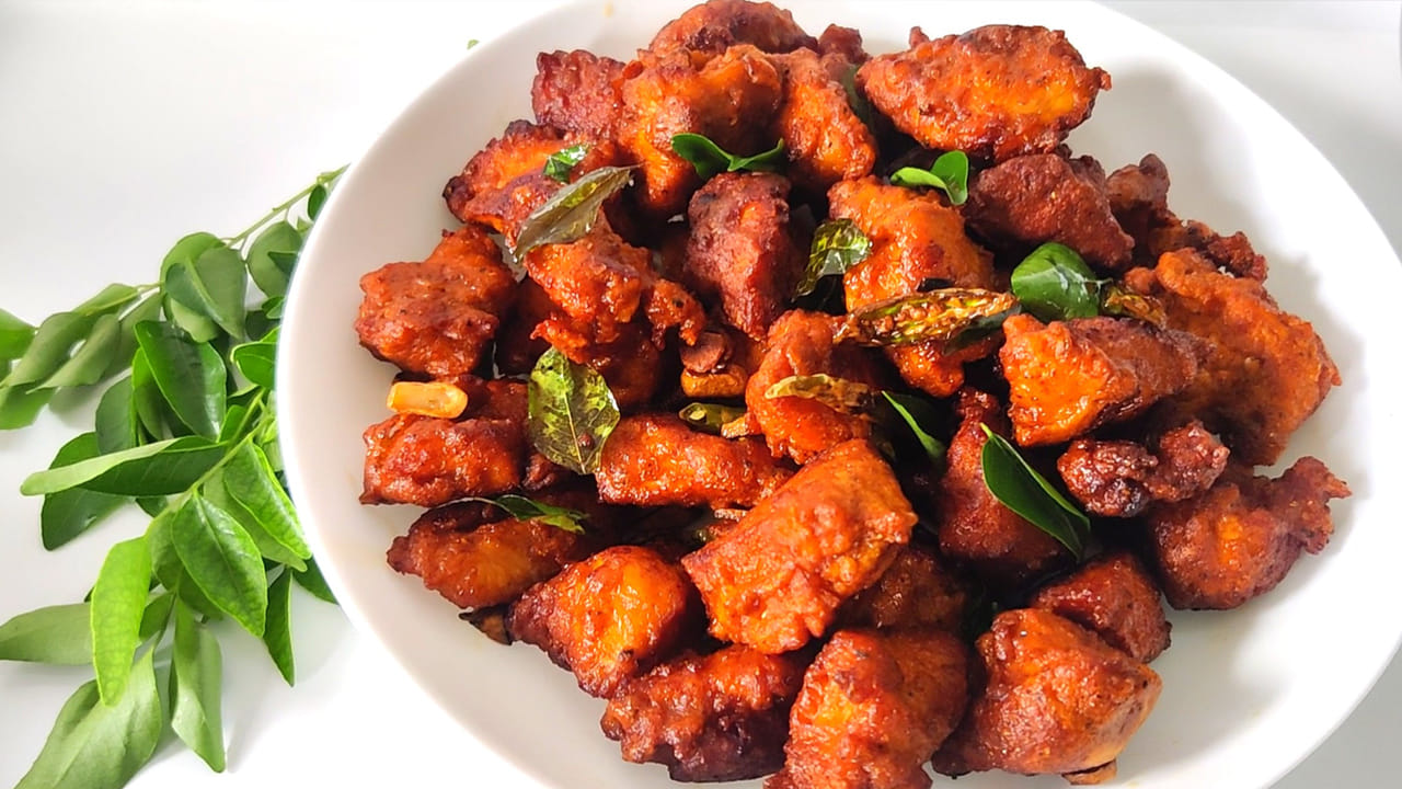 చికెన్ 65 : చాలా అదే వండిన చికెన్‌ను 3-4 రోజుల వరకు ఫ్రిజ్‌లో ఉంచవచ్చు. చికెన్‌ను ఒక రోజు ఉడికించి ఫ్రిజ్‌లో ఉంచగలిగితే, నాలుగు రోజుల వరకు మళ్లీ వేడి చేయవల్సిన అవసరం లేదు. ఎప్పుడైనా దీనిని తిరిగి వినియోగించవచ్చు.మంది ఇష్టపడే వంటకాల్లో చికెన్ 65 ఒకటి. ఇది చాలా మందికి ఫేవరెట్ డిష్. అయితే ఇది టెస్ట్ అట్లాస్ ప్రకటించిన 100 అద్భుతమైన వంకటకాల్లో 97వ స్థానంలో నిలిచింది. ఈ వంటకం చెన్నైకి చెందినది. ఇందులో అల్లం, నిమ్మకాయ, ఎర్ర మిరపకాయలు,వివిధ రకాల సుగంధ ద్రవ్యాలతో మ్యారినేట్ చేసిన డీప్-ఫ్రైడ్ చేసిన చికెన్ ఉంటుంది.  1965లో తమిళనాడులో AM బుహారీ సృష్టించారని అందుకే దీనికి చికెన్ 65 అనే పేరు వచ్చిందంటారు కొందరు.