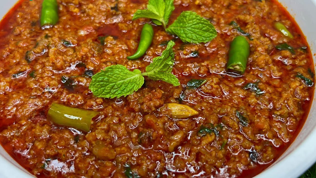 వండిన మాంసాన్ని ప్లాస్టిక్ కంటైనర్లలో నిల్వ చేయకపోవడమే మంచిది. వండిన చికెన్‌ను రిఫ్రిజిరేటర్ నుంచి తీసిన వెంటనే వేడి చేయకూడదు. ఆహారం కొద్దిగా చల్లబడిన తర్వాత వేడి చేయాలి. అంతే కాదు రిఫ్రిజిరేటర్‌లో నిల్వ చేసిన చికెన్‌ను మళ్లీ మళ్లీ వేడి చేయకూడదు. మీరు తినేంత సమయంలో మాత్రమే మళ్లీ వేడి చేసుకుంటే సరిపోతుంది. లేకపోతే చికెన్ చెడిపోవచ్చు. అవసరమైతే, దానిని 2-3 గాలి చొరబడని కంటైనర్‌లలో నిల్వ చేయవచ్చు.