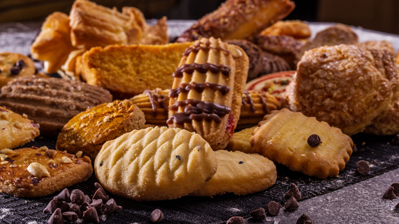 చాలా మంది ఎంతో ఇష్టంగా బిస్కెట్స్ తింటారు. అయితే బిస్కెట్స్ ఎక్కువగా తినడం వలన ఇందులో ఉన్న కెలరీస్, చక్కెర శరీరంలో కొవ్వు పెరుగుదలకు కారణం అవుతుందంట. దీని వలన త్వరగా బరువు పెరిగే ఛాన్స్ ఉందని చెబుతున్నారు ఆరోగ్య నిపుణులు.