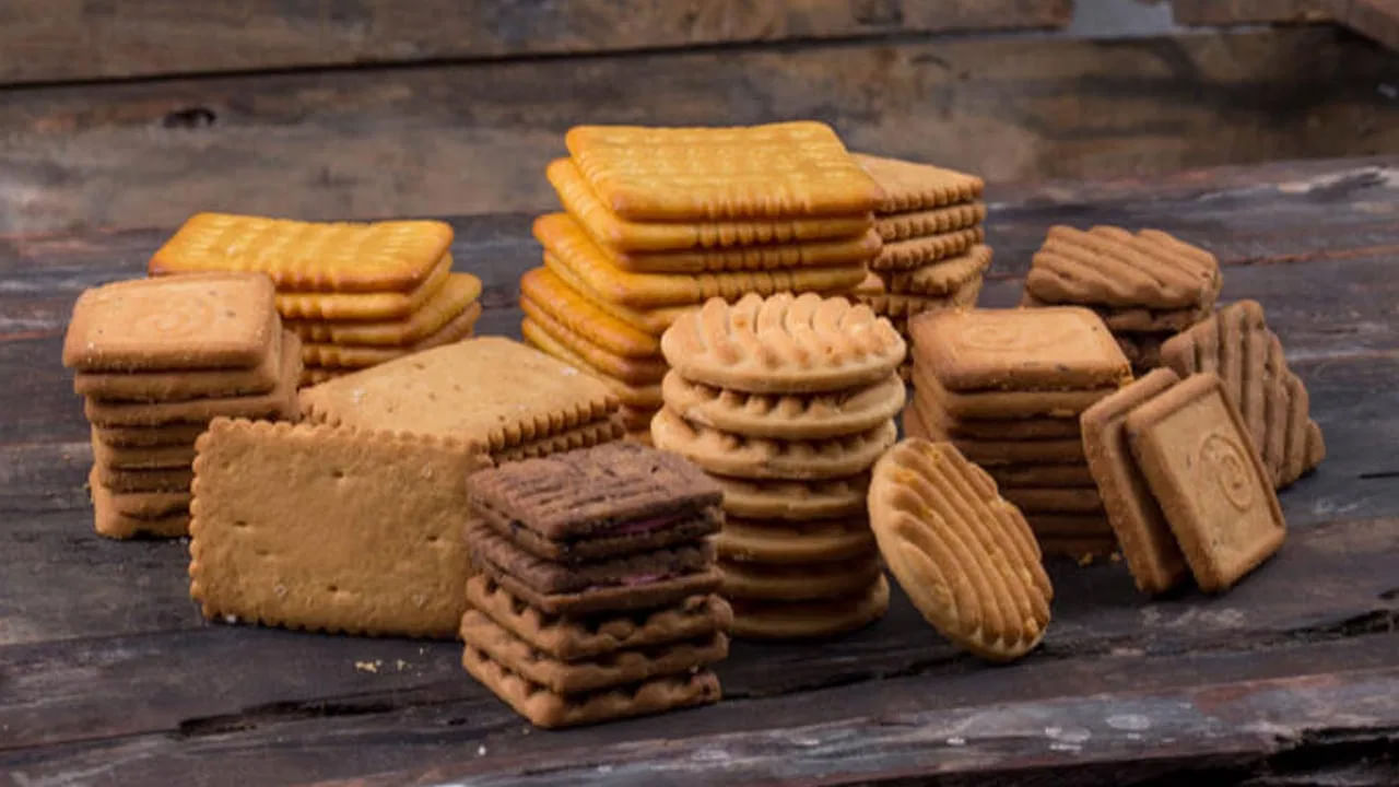  ఇక డయాబెటీస్ ఉన్న వారు అస్సలే బిస్కెట్స్ తినకూడదని చెబుతున్నారు ఆరోగ్య నిపుణులు. ఎందుకంటే? ఇందులో అధిక గ్లైసెమిక్ ఇండెక్స్ ఉంటుందంట. దీని వలన ఇది రక్తంలోని చక్కెర స్థాయిలను వేగంగా పెంచుతుందని, అందుకే డయాబెటీస్ వ్యాధితో బాధపడుతున్న వారు బిస్కెట్స్‌కు దూరంగా ఉండాలని హెచ్చరిస్తున్నారు.