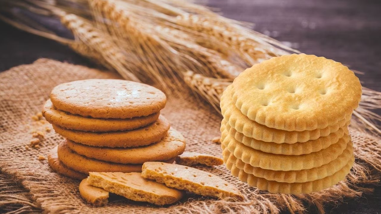 బిస్కెట్స్ తినడానికి ఇష్టపడని వారు ఎవరుంటారు చెప్పండి. చాలా మంది ఎంతో ఇష్టంగా బిస్కెట్స్ తింటుంటారు. ఇక టీ, బిస్కెట్స్ కాంబినేషన్ గురించి ప్రత్యేకంగా చెప్పాల్సిన పని లేదు. చాలా మంది టీతో పాటు బిస్కెట్స్‌ను చాలా ఇష్టంగా తింటుంటారు. ఇవి చాలా స్వీట్‌గా ఉండటమే కాకుండా, కడుపు నిండిన భావన కూడా కలుగుతుంది.అయితే మీరేప్పుడైనా ఆలోచించారా? బిస్కెట్స్ ఆరోగ్యానికి మంచివేనా అని? అయితే ఇప్పుడు దీని గురించి తెలుసుకుందాం.