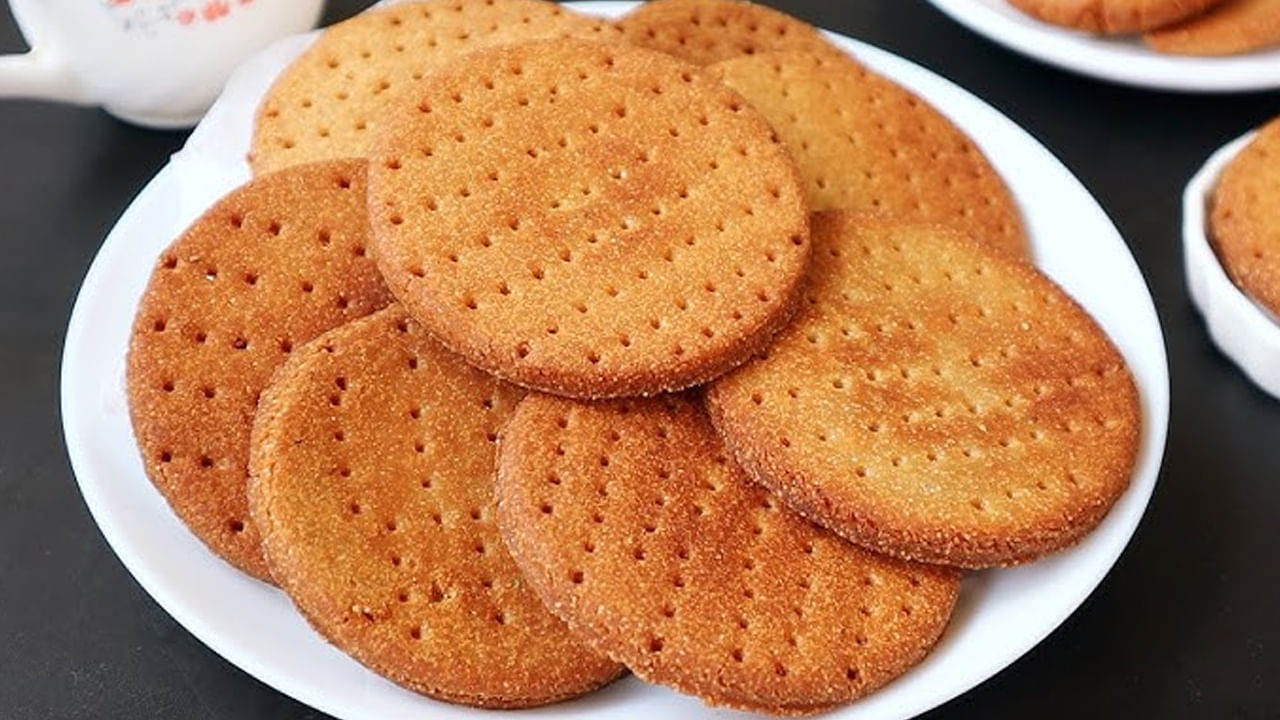 పిల్లల నుంచి పెద్ద వారి వరకు ప్రతి ఒక్కరూ తినే బిస్కెట్స్ అతిగా తినడం ఆరోగ్యానికి అస్సలే మంచిది కాదంట.ఇవి శరీరానికి చాలా హానిచేస్తాయని చెబుతున్నారు ఆరోగ్య నిపుణులు. ఎందుకంటే బిస్కెట్స్‌లో తీపి, దీనిని రెడీ చేయడానికి ఉపయోగించే పిండి, చక్కెర, హైడ్రోజనేటెడ్ నూనె ఇవన్నీ జీర్ణక్రియ సమస్యలను తీసుకొస్తాయంట. కాగా, బిస్కెట్స్ తినడం వలన ఎలాంటి అనారోగ్య సమస్యలు వస్తాయో ఇప్పుడు చూద్దాం.