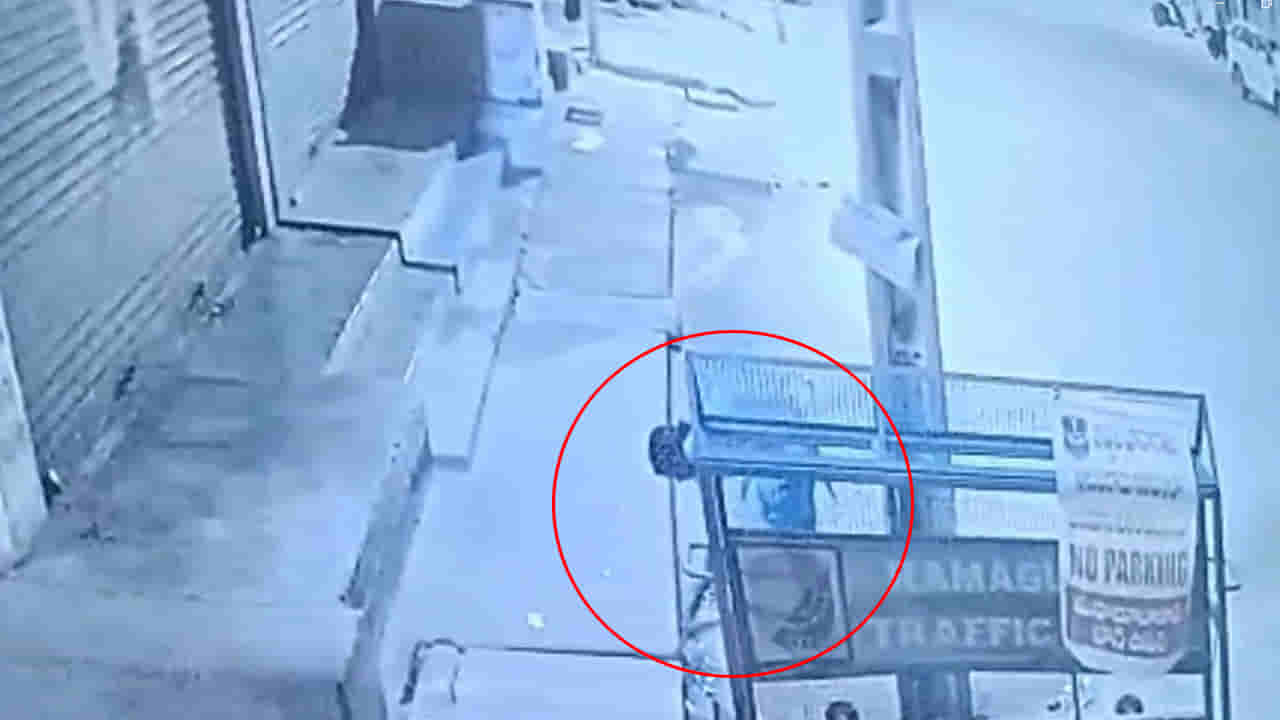 Telangana: అర్థరాత్రి సమయంలో ఆ కూడలి వద్దకు వచ్చిన మహిళ - చీ చీ నలుగురు తిరిగే చోట