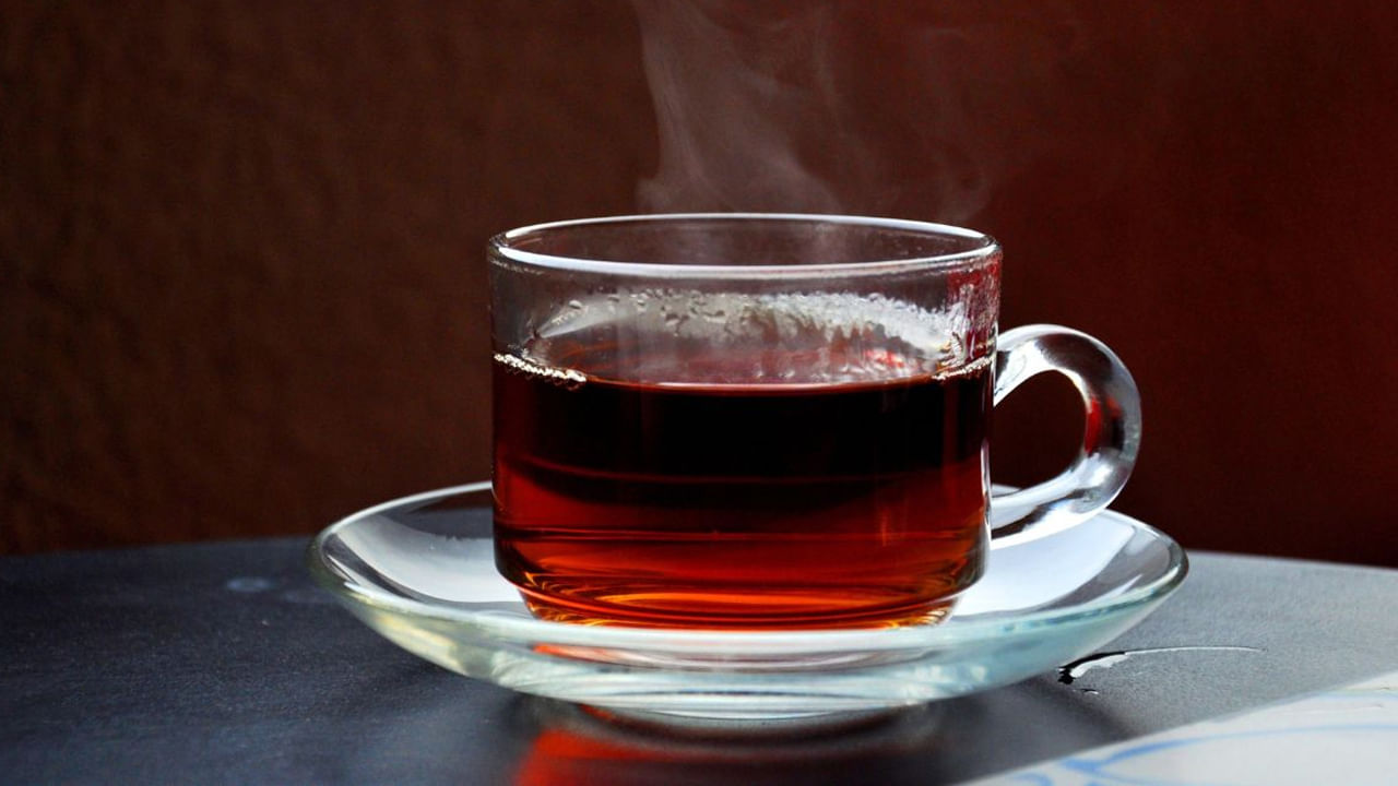 చేతులు, కాళ్ళు ఎక్కువగా చెమట పట్టే సమస్య ఉన్నవారు బ్లాక్ టీ వడడం వల్ల అందులో ఉండే అస్ట్రింజెంట్ లక్షణాలు అధిక చెమటని తగ్గిస్తాయి. బ్లాక్ టీతో మరెన్నో అనారోగ్య సమస్యలు సమస్యలు కూడా దూరం అవుతాయని నిపుణులు చెబుతున్నారు. 