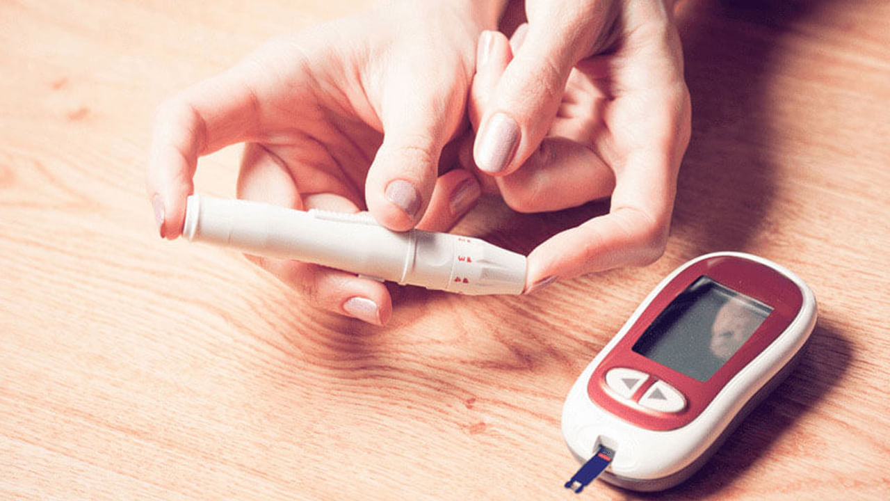 కాలానుగుణ మార్పుల కారణంగా ఇన్సులిన్ మోతాదు లేదా నోటి ద్వారా తీసుకునే మధుమేహ మందులలో సర్దుబాట్లు అవసరం కావచ్చు. ఉదాహరణకు, వేసవిలో, ప్రజలు మరింత చురుకుగా ఉండి తేలికైన భోజనం తినేటప్పుడు, ఇన్సులిన్ సున్నితత్వం మెరుగుపడుతుంది. తక్కువ మందులు అవసరం అవుతాయి. దీనికి విరుద్ధంగా, చల్లని నెలల్లో కార్యాచరణ తగ్గి కేలరీల తీసుకోవడం పెరిగినప్పుడు, అధిక మోతాదులు అవసరం కావచ్చు.