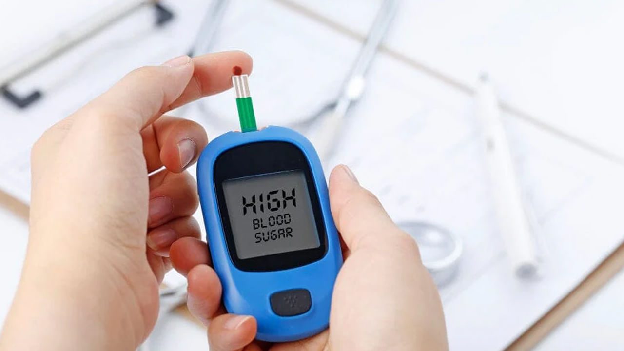 టైప్ 1, టైప్ 2 డయాబెటిస్ ఉన్నవారు ఇద్దరూ గ్లూకోజ్ స్థాయిలలో కాలానుగుణ హెచ్చుతగ్గులకు ఎక్కువగా గురవుతారు. వారి శరీరాలు రక్తంలో చక్కెరను నిర్వహించడంలో ఇప్పటికే తక్కువ సామర్థ్యం కలిగి ఉన్నాయి. కాబట్టి శారీరక శ్రమలో వైవిధ్యాలు, ఆహారం లేదా సూర్యరశ్మికి గురికావడం వంటి ఏవైనా బాహ్య మార్పులు గుర్తించదగిన మార్పులకు కారణమవుతాయి.