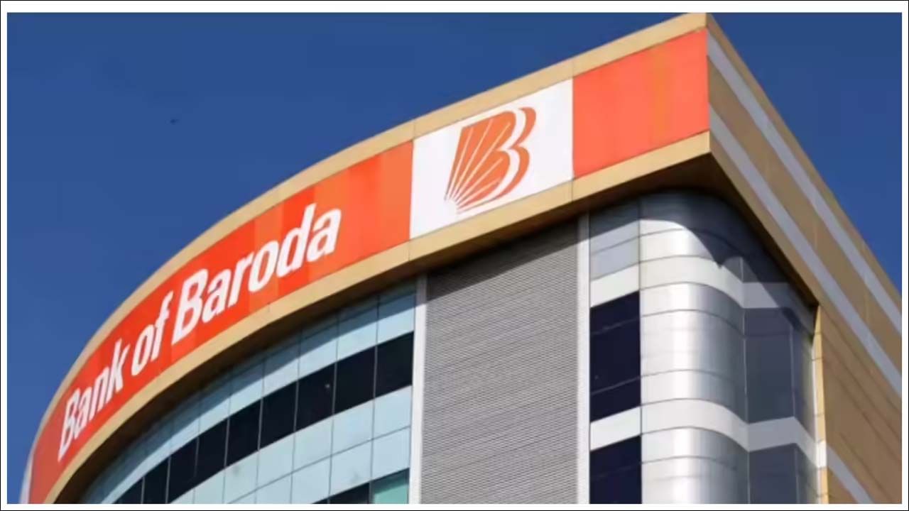 1. బ్యాంక్ ఆఫ్ బరోడా:  ఈ బ్యాంకు ఈ నెల అంటే జూలై 1 ఖాతాల్లో కనీస బ్యాలెన్స్‌ ఉంచాల్సిన అవసరం లేదు. సేవింగ్స్‌ అకౌంట్లో జీరో బ్యాలెన్స్‌ ఉన్నప్పటికీ ఎలాంటి ఛార్జీలు ఉండవని బ్యాంకు స్పష్టం చేసింది. అన్ని పొదుపు ఖాతాలపై కనీస బ్యాలెన్స్ షరతులను ఎత్తివేసింది. అంటే  అన్ని సేవింగ్ ఖాతాలపై విధించే ఛార్జీని బ్యాంక్ ఆఫ్ బరోడా రద్దు చేసింది. కానీ ప్రీమియం సేవింగ్ ఖాతా స్కీమ్‌లపై మాత్రం ఈ ఛార్జీని రద్దు చేయలేదు.