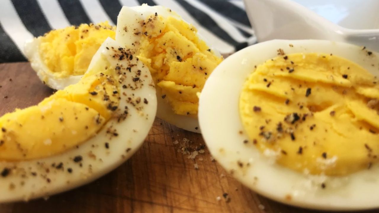 ఉడికించిన గుడ్లు.. సులువుగా దొరికే ప్రోటీన్ రిచ్ ఫుడ్‌ గా గుడ్లను చెప్పొచ్చు. కొద్దిగా ఉప్పు, మిరియాల పొడి చల్లుకొని తింటే ఇది శక్తినిచ్చే, ఆరోగ్యానికి మేలు చేసే స్నాక్‌ గా ఉపయోగపడుతుంది.