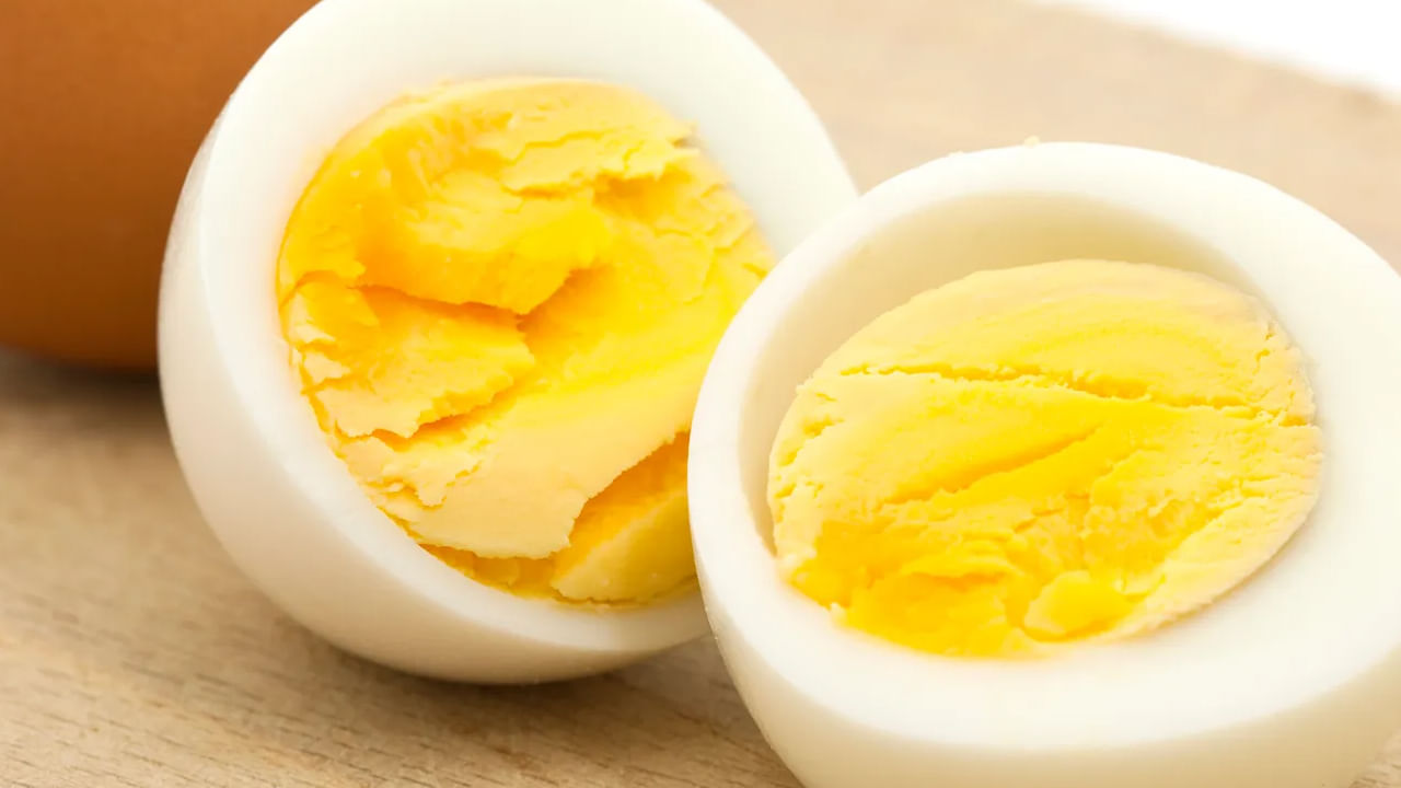 ఉడికించిన గుడ్లు వాటి పూర్తి పోషక విలువలను నిలుపుకుంటాయి, వేయించడానికి లేదా స్క్రాంబ్లింగ్ చేయడానికి ఉపయోగించే కొవ్వులు లేదా నూనెలు జోడించబడవు, వేయించిన లేదా స్క్రాంబుల్డ్ గుడ్ల మాదిరిగా కాకుండా, తరచుగా వెన్న లేదా నూనె అవసరం ఉండదు. అదనపు కేలరీలు, సంతృప్త కొవ్వును జోడిస్తుంది. ఉడికించిన గుడ్లు ప్రోటీన్ యొక్క శుభ్రమైన మూలం, వాటిని ఆరోగ్యకరమైన గుండెకు,  బరువు తగ్గడానికి అనుకూలమైన ఎంపిక.