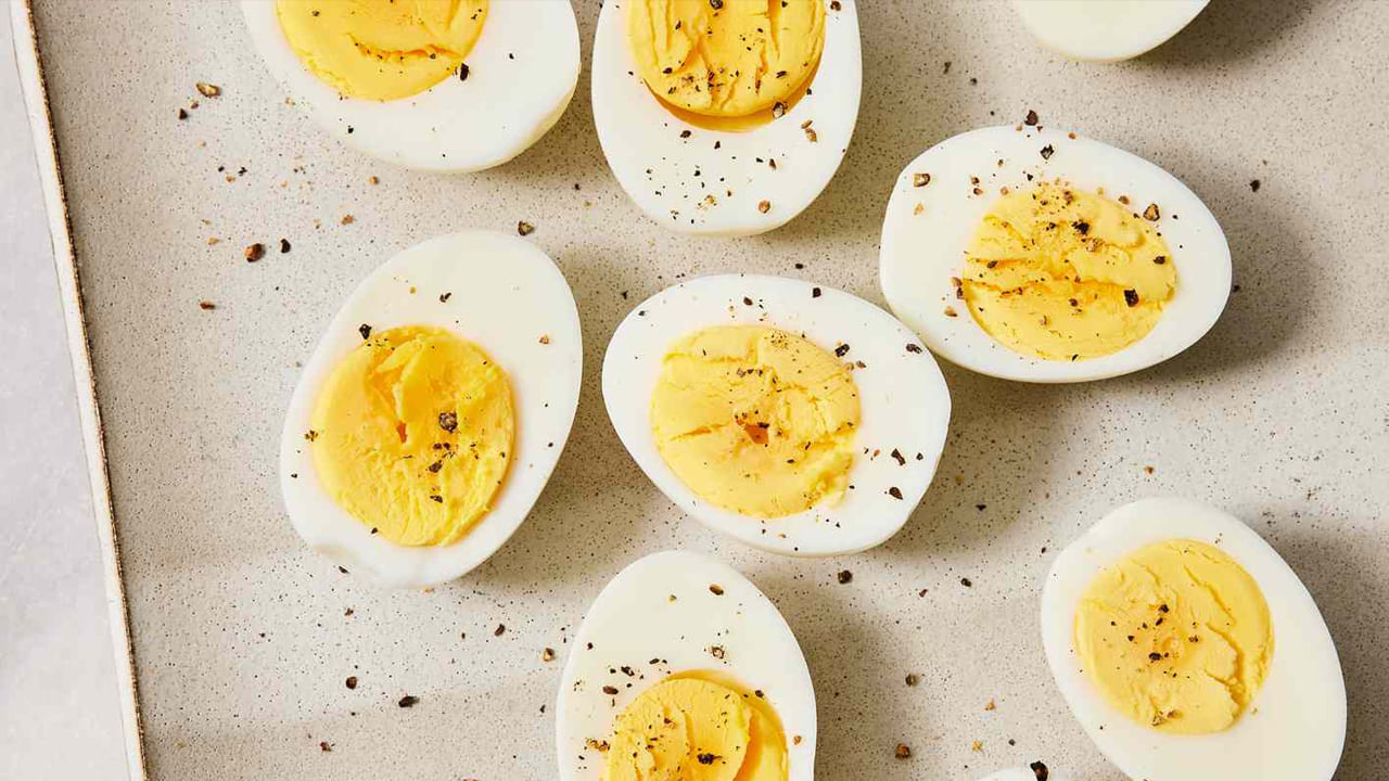 ఉడికించిన గుడ్లను వాటి పెంకులలో ఉడికించి, మరిగే నీటిలో ముంచి తయారు చేస్తారు. ఈ పద్ధతిలో గట్టి తెల్లసొన, క్రీమీ పచ్చసొనలు లభిస్తాయి, ఇది వేయించడం కంటే ఆరోగ్యకరమైన ఎంపికగా మారుతుంది. కరెంట్ రీసెర్చ్ ఇన్ ఫుడ్ సైన్స్ జర్నల్‌లో ప్రచురితమైన పరిశోధన ప్రకారం, మరిగించడం వల్ల నూనెలు లేదా వెన్న నుండి కొవ్వులు, కేలరీలు జోడించాల్సిన అవసరం ఉండదు, ఇది శుభ్రమైన వంట పద్ధతిగా మారుతుంది.