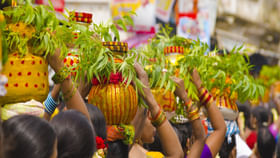 తెలంగాణ బోనాల పండుగకి 600 ఏళ్ల చరిత్ర.. ఎందుకు చేస్తారంటే.? తెలంగాణ బోనాల పండుగకి 600 ఏళ్ల చరిత్ర.. ఎందుకు చేస్తారంటే.?