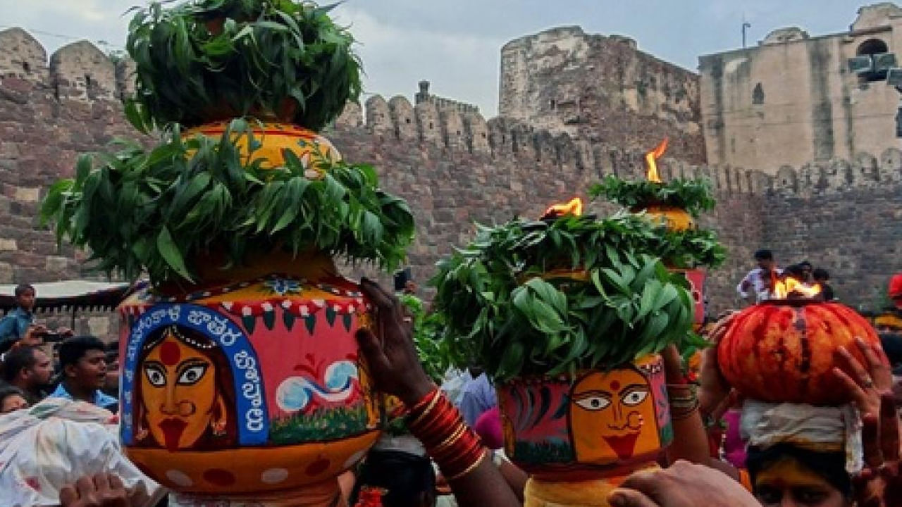 ఈ సమయంలో, మిలిటరీ బెటాలియన్ జవానులు ఉజ్జయినిలోని మహంకాలి అమ్మవారిని ప్రార్థించి, ప్లేగు వ్యాధి తగ్గితే హైదరాబాద్‌లో ఆమెకు గుడి కట్టిస్తామని మొక్కుకున్నారు. వ్యాధి తగ్గిన తర్వాత, వారు సికింద్రాబాద్‌లో కాళీమాత అమ్మవారిని ప్రతిష్ఠించి బోనాలను సమర్పించారు.