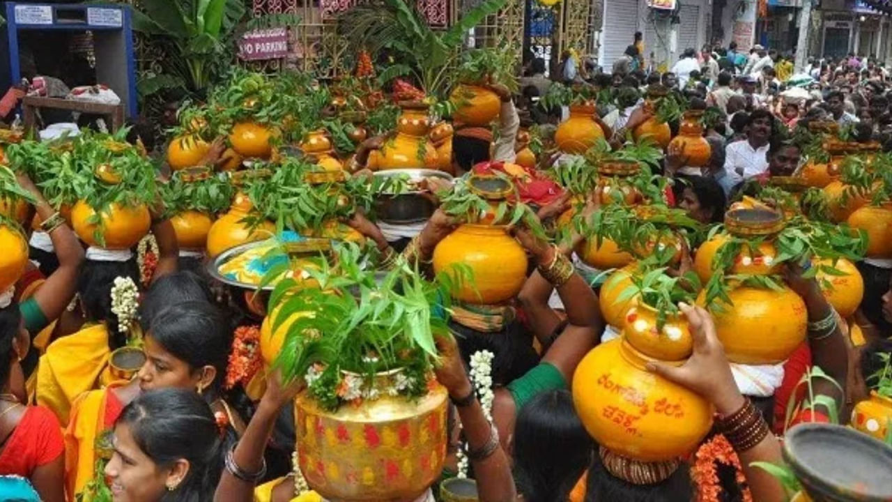 అయితే, హైదరాబాద్‌లో బోనాల పండుగ 1869 తర్వాత నుండి ప్రస్తుత రూపంలో విస్తృతంగా జరుపుకోవడం ప్రారంభమైంది. ఈ కాలంలో హైదరాబాద్, సికింద్రాబాద్‌లలో ప్లేగు వ్యాధి విజృంభించింది. అనేక మంది ప్రజలు ఈ వ్యాధి బారిన పడి మరణించారు.