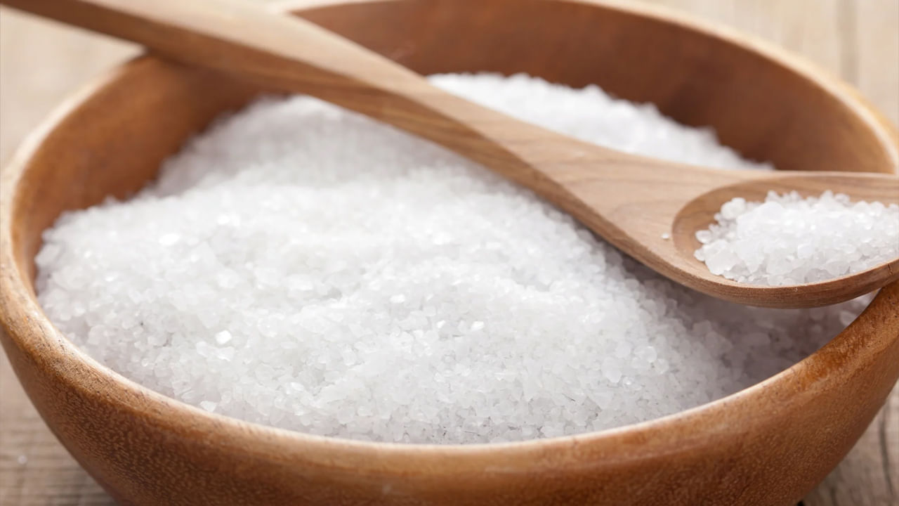 బీపీ, గుండెపోటు, కిడ్నీ స‌మ‌స్యలు వ‌స్తాయి. ఈ క్రమంలోనే నిత్యం మ‌నం త‌గినంత మోతాదు క‌న్నా ఎక్కువ ఉప్పు తింటే మ‌న శ‌రీరం మ‌న‌కు ప‌లు లక్షణాల‌ను తెలియ‌జేస్తుంటుంది. వాటిని బ‌ట్టి మ‌నం ఉప్పు ఎక్కువ‌గా తింటున్నామ‌ని తెలుసుకోవాలి. ఆ మేర ఆహారంలో ఉప్పు త‌గ్గించాలి.