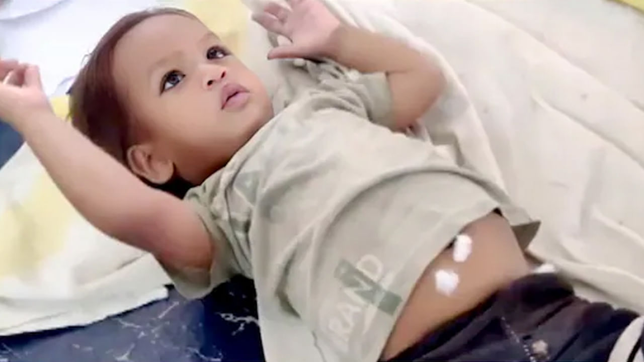 Viral: చిన్నోడు కాదు.. చిచ్చరపిడుగు.. కోబ్రాను కొరికి చంపిన ఏడాది బుడ్డోడు