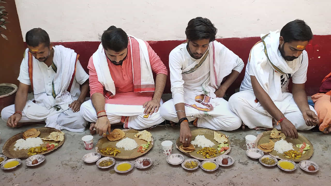 పితృ తర్పణా దానాలు: అమావాస్య రోజున పితృదేవతలకు తర్పణాలు (నీటిని సమర్పించడం) ఇవ్వడం వల్ల పూర్వీకుల ఆశీస్సులు లభిస్తాయి. ఇది పితృ దోషాలను కూడా తగ్గిస్తుంది. పితృ దోషాలు కూడా రాహు కేతు దోషాలతో ముడిపడి ఉంటాయని నమ్మకం. ఈ రోజున పేద బ్రాహ్మణులకు అన్నదానం చేయడం, అన్నం, నువ్వులు, బెల్లం, నల్లని వస్త్రాలు వంటివి దానం చేయడం శుభప్రదం.