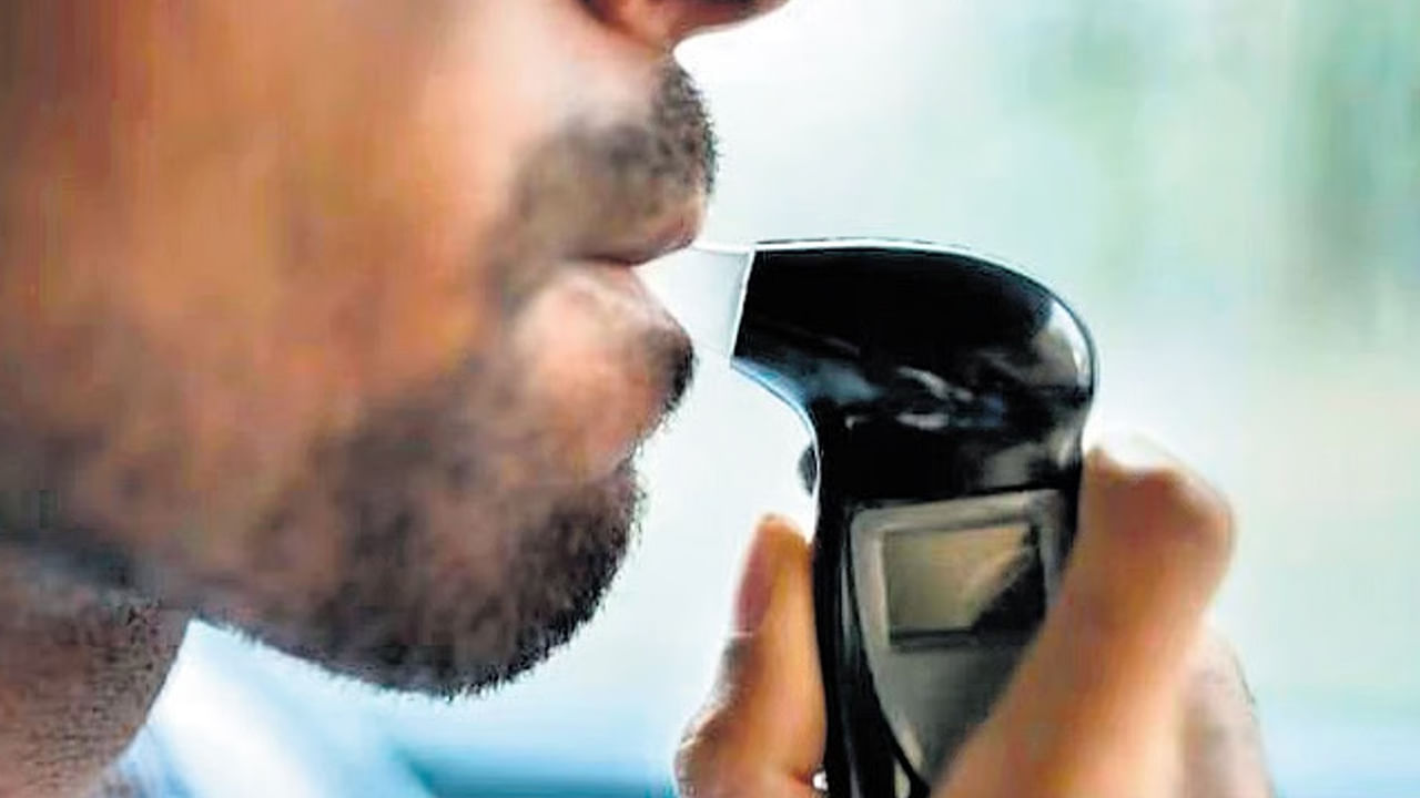 బ్రీత్ ఎనలైజర్ టెస్టులో అడ్డంగా బుక్కై ఆర్టీసీ డ్రైవర్‌..! తాగకుండానే రీడింగ్‌ అమాంతంగ..