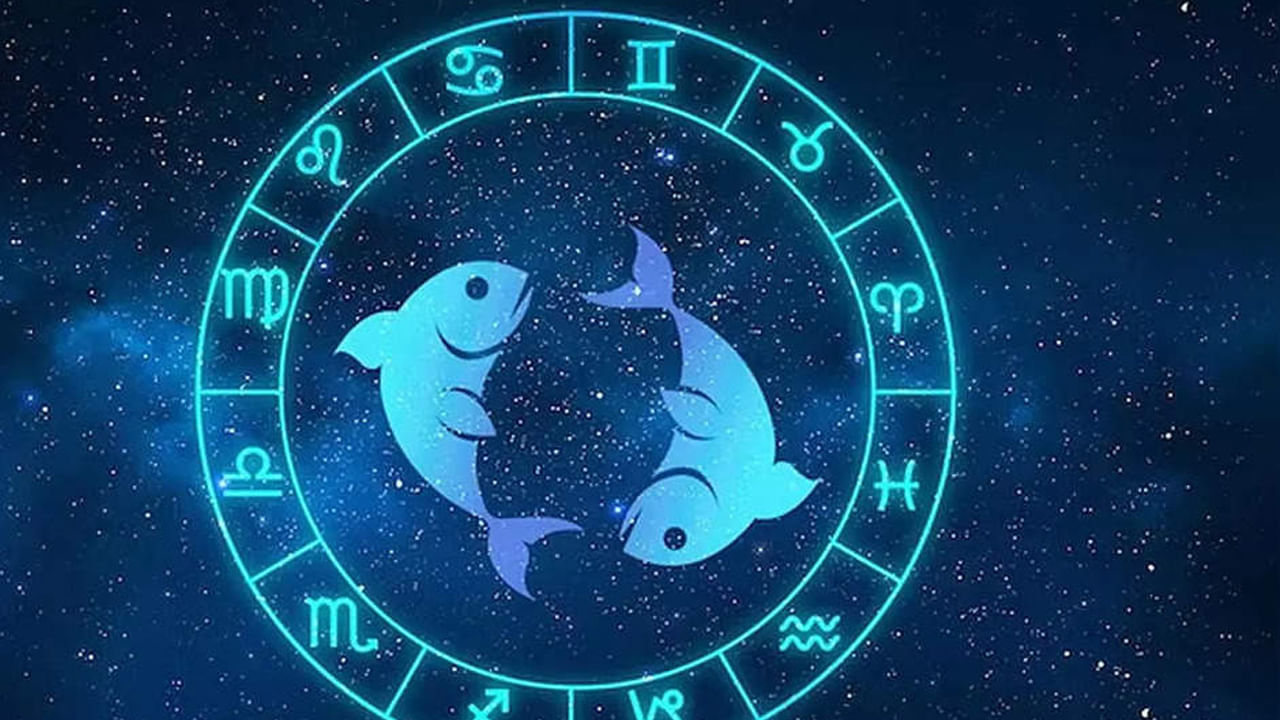 మీన రాశి : మీన రాశి వారికి బుధ గ్రహం తిరోగమనం, కుజుడు తుల రాశిలోకి సంచారం వలన ఆగస్టు నెల మొత్తం అద్భుత ప్రయోజనాలు చేకూరనున్నాయి. ఉద్యోగస్తులకు తమ పై అధికారుల నుంచి ప్రశంసలు దక్కుతాయి. అంతే కాకుండా ఈ నెలలో ఈ రాశుల వారికి జీతం పెరిగే ఛాన్స్ ఉంది. దీంతో చాలా ఆనందంగా గడుపుతారు.