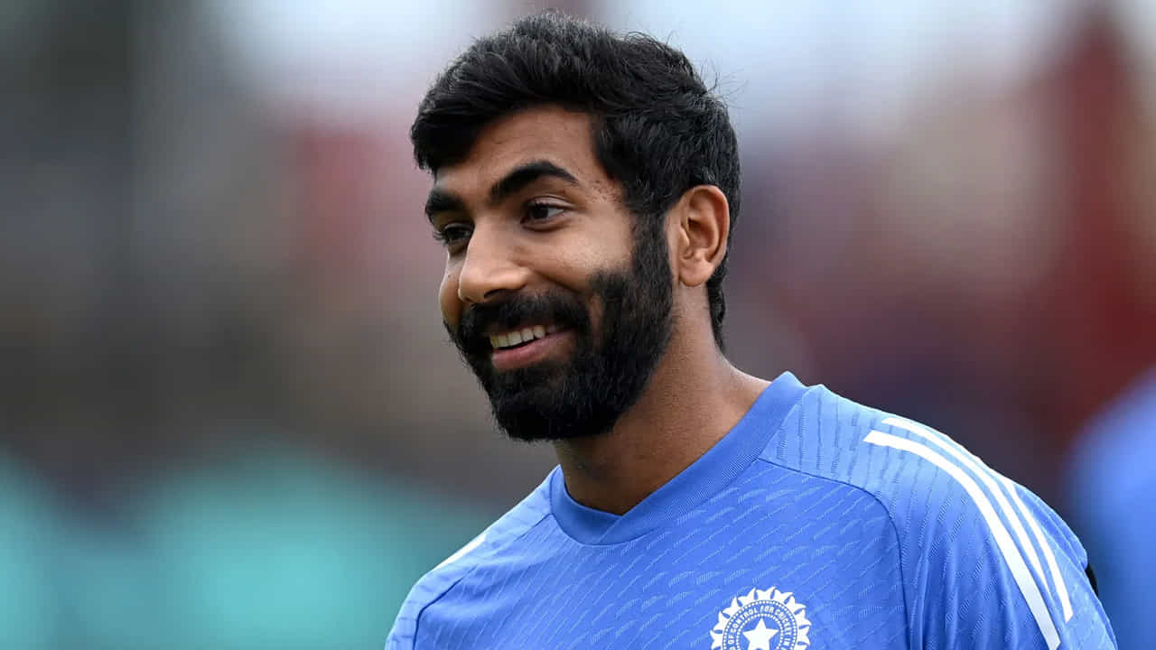 బుమ్రా టీమ్‌లో ఉండే వెయ్యి ఏనుగుల బలం ఉన్నట్లే. నిజానికి ఈ ఐదు టెస్టుల సిరీస్‌లో బుమ్రా కేవలం 3 టెస్టులు మాత్రమే ఆడతాడంటూ హెడ్‌ కోచ్‌ గౌతమ్‌ గంభీర్‌ ప్రకటించి ఉన్నాడు. వర్క్‌ లోడ్‌ మేనేజ్‌మెంట్‌, ఫిట్‌నెస్‌ సమస్యలు, గాయాల బెడద ఇవన్నీ లెక్కలేసుకొని బుమ్రాను కేవలం 3 టెస్టులు మాత్రమే ఆడించాలని టీమ్‌ మేనేజ్‌మెంట్‌ ముందే ప్లాన్‌ చేసుకుంది. 
