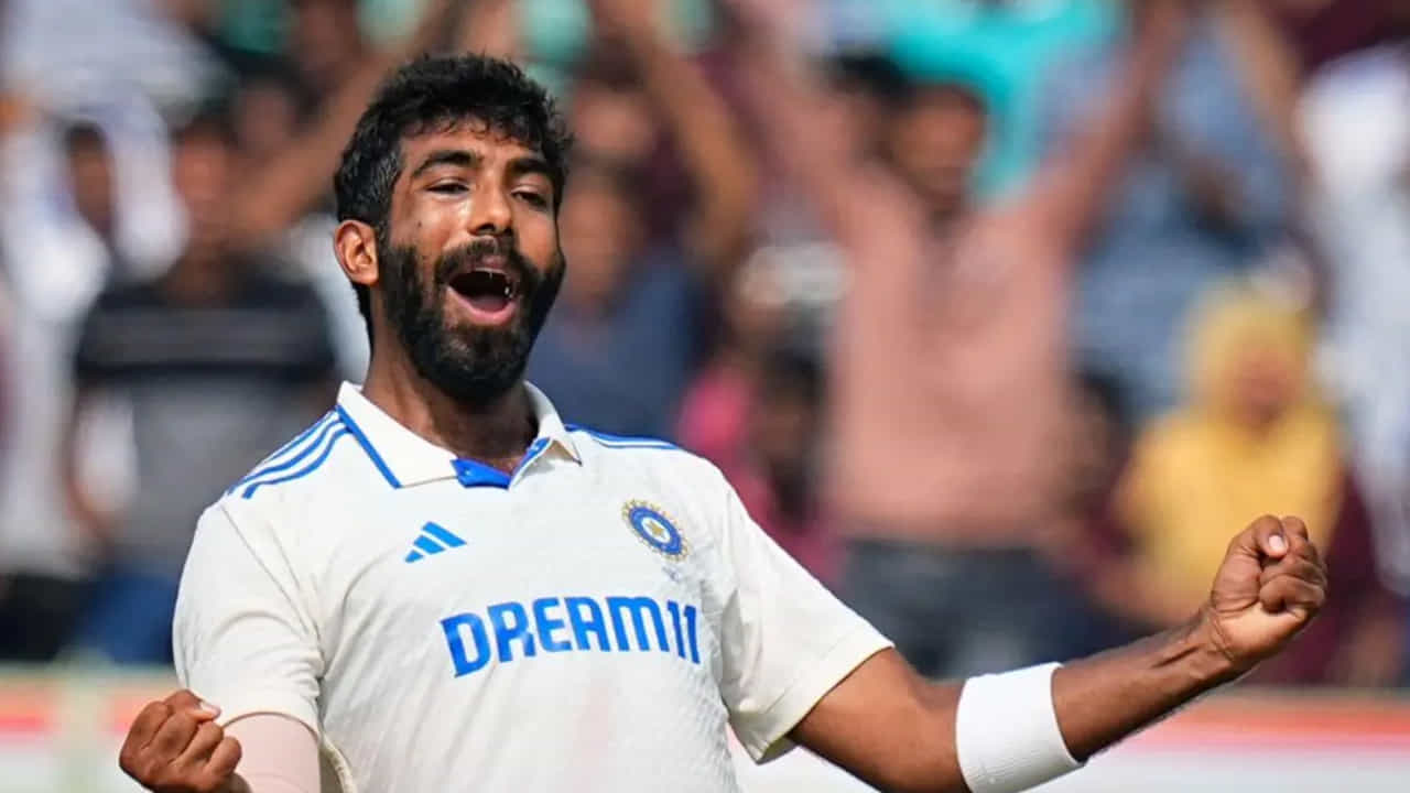 బుమ్రా ఇప్పటికే రెండు మ్యాచ్‌లు ఆడేశాడు. తొలి మ్యాచ్‌, మూడో టెస్ట్‌ ఆడాడు. ఇక మిగిలిన చివరి రెండు మ్యాచ్‌ల్లో బుమ్రా కేవలం ఒకే మ్యాచ్‌ ఆడే అవకాశం ఉంది. నాలుగో టెస్టుకు బుమ్రాకు రెస్ట్‌ ఇచ్చి చివరి టెస్ట్‌ ఆడిస్తారేమో అని అంతా అనుకున్నారు. కానీ బుమ్రా నాలుగో టెస్ట్‌ బరిలోకి దిగడం ఖాయం అయిపోయింది. 