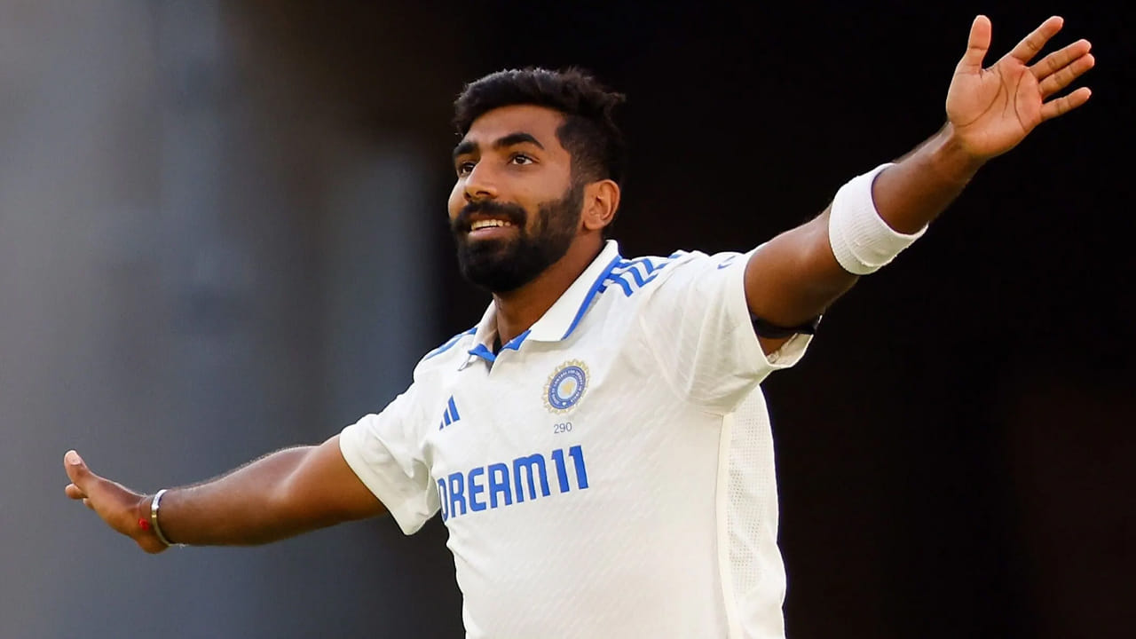 ఎందుకంటే.. ఆకాశ్‌ దీప్‌, అర్షదీప్‌ సింగ్‌ ఇద్దరు గాయపడటంతో ఇక బుమ్రా కచ్చితంగా బరిలోకి దిగాల్సిన పరిస్థితి ఏర్పడింది. పైగా సిరీస్‌ సమం చేసి.. చివరి టెస్ట్‌పై ఆశలు పెట్టుకోవాలంటే నాలుగో టెస్టును టీమిండియా కచ్చితంగా గెలవాలి. అలా జరగాలంటే సూపర్‌ ఫామ్‌లో ఉన్న బుమ్రా మ్యాచ్‌ ఆడాల్సిందే. 