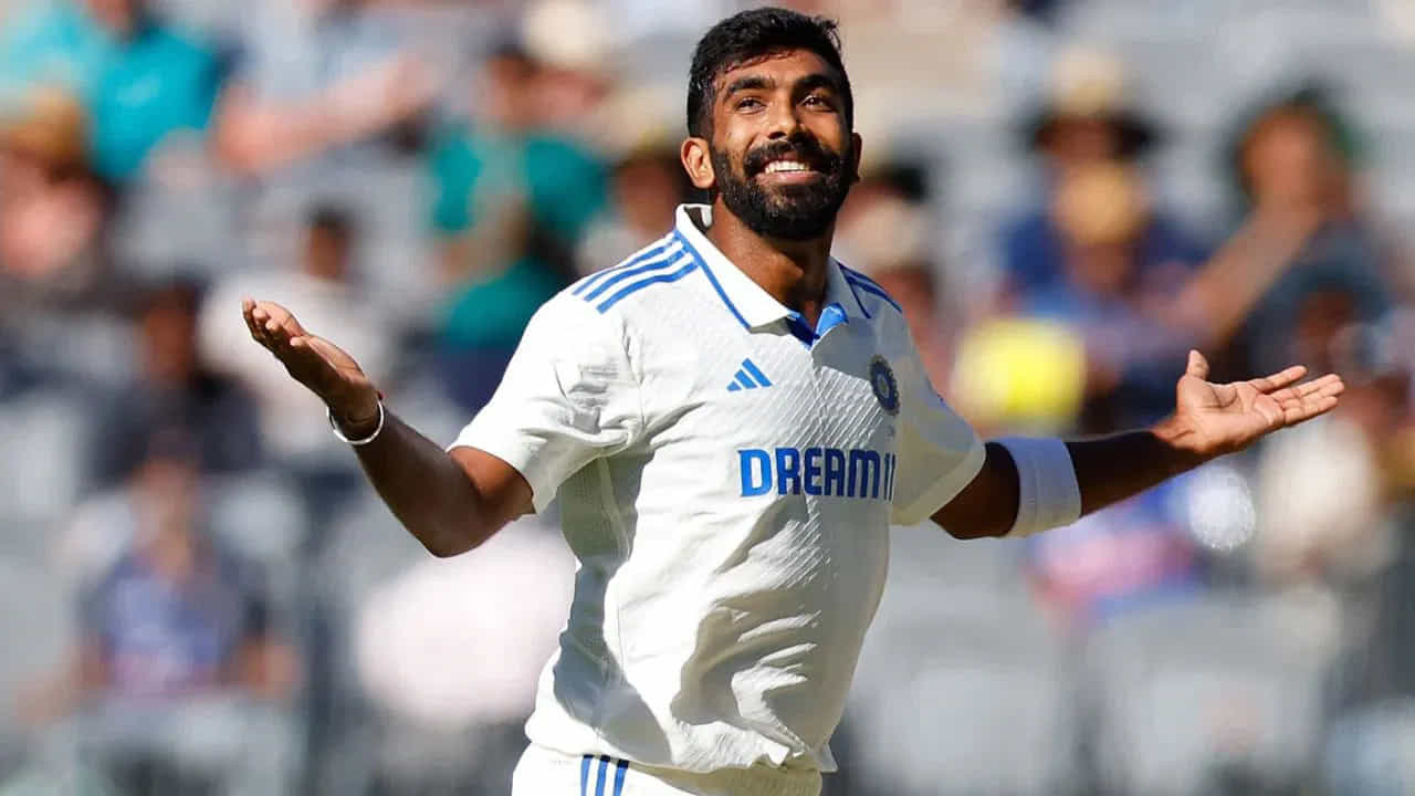 ఓల్డ్ ట్రాఫోర్డ్ క్రికెట్ గ్రౌండ్ వేదికగా బుధవారం నుంచి నాలుగో టెస్టు మ్యాచ్‌ ప్రారంభం కానుంది. అయితే ఈ మ్యాచ్‌ కంటే ముందు టీమిండియా యంగ్‌ అండ్‌ ఎనర్జిటిక్‌ పేసర్‌ మొహమ్మద్‌ సిరాజ్‌ అదిరిపోయే గుడ్‌ న్యూస్‌ చెప్పాడు. అదేంటంటే.. కచ్చితంగా గెలవాల్సిన నాలుగో టెస్టు మ్యాచ్‌లో టీమిండియా స్టార్‌ పేసర్‌ జస్ప్రీత్‌ బుమ్రా ఆడుతున్నట్లు వెల్లడించాడు. 