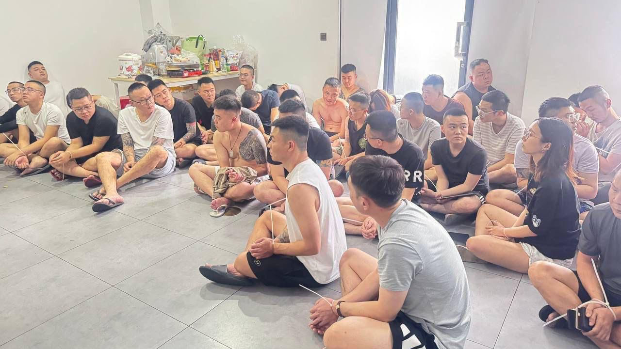 స్కెచ్ వేస్తే బుక్కవ్వాల్సిందే.. ఆఫీస్‌లో వందలాది మంది అమ్మాయిలు, అబ్బాయిలు.. ఏం చేస్తున్నారో తెలుసా..?